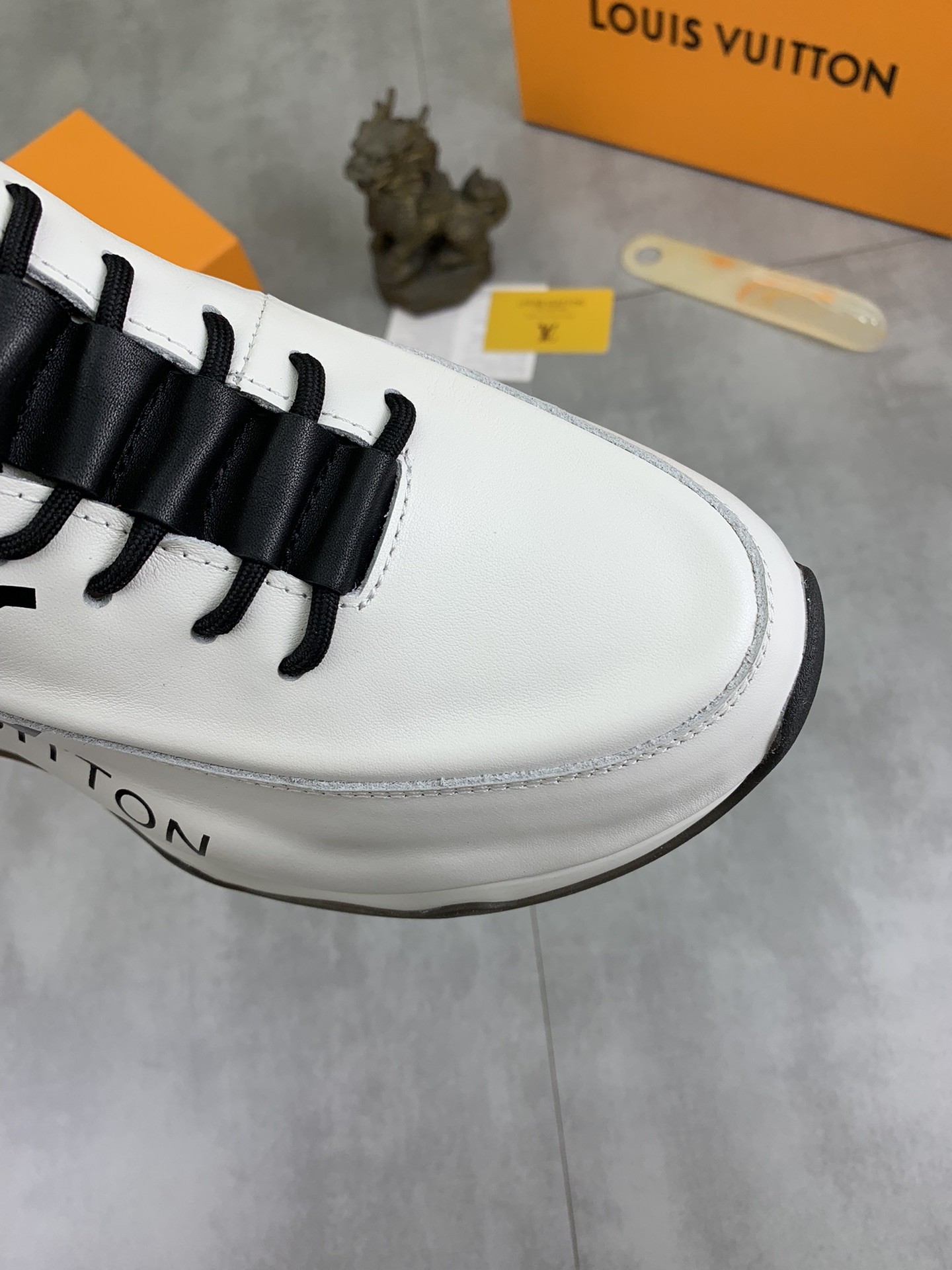 [LOUIS VUITTON-루이비통] 루이비통 남성 스니커즈 신상