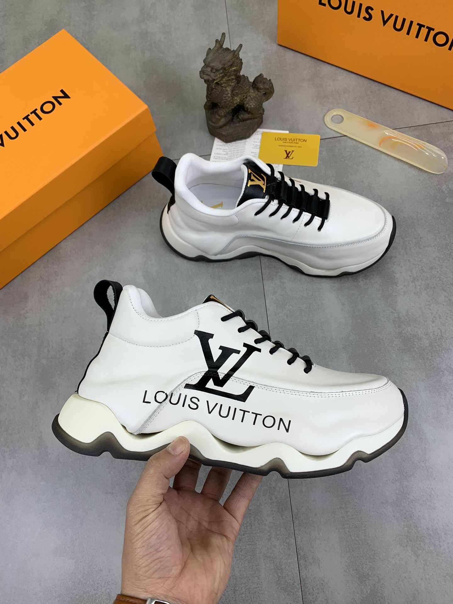 [LOUIS VUITTON-루이비통] 루이비통 남성 스니커즈 신상