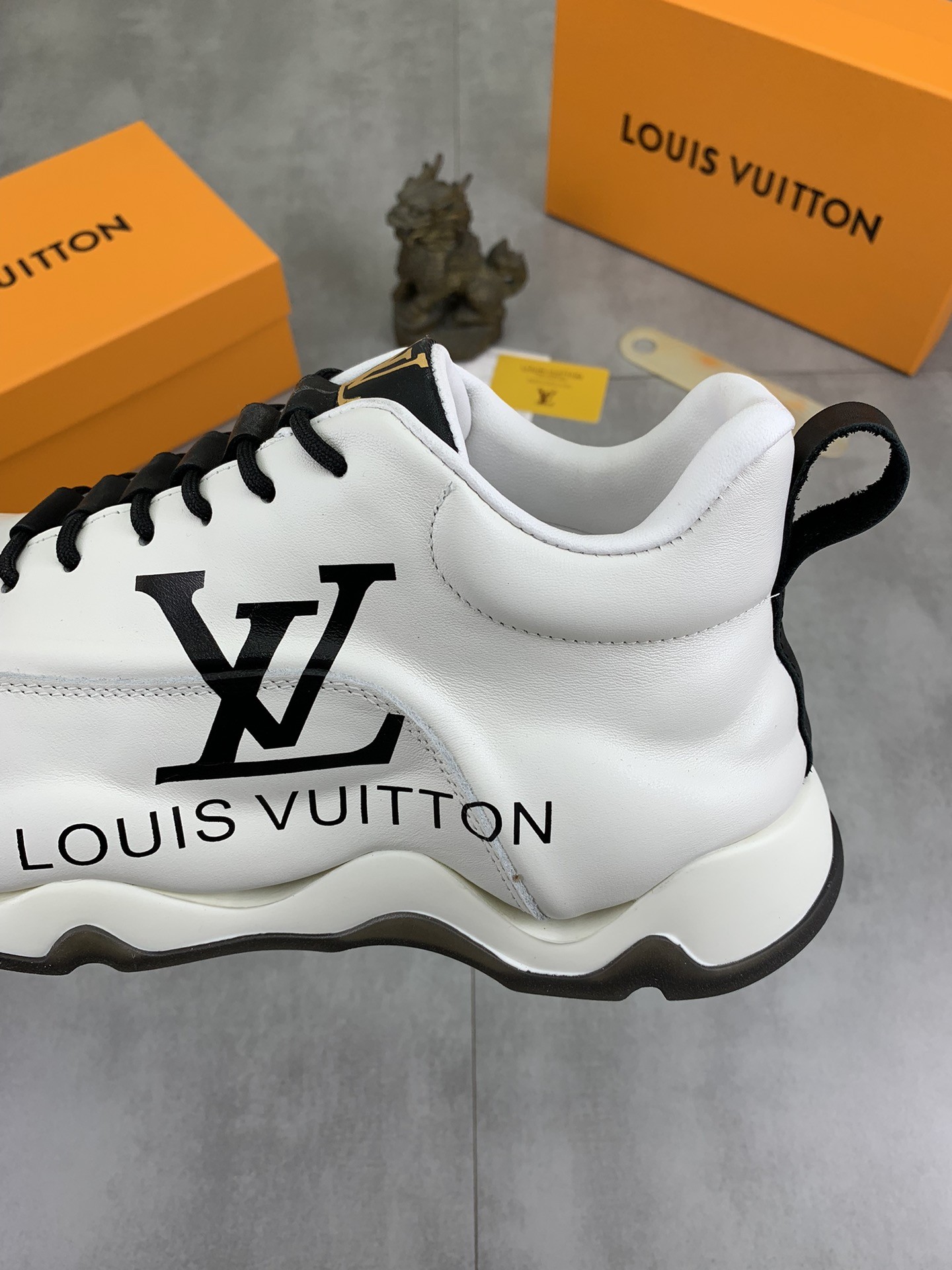 [LOUIS VUITTON-루이비통] 루이비통 남성 스니커즈 신상