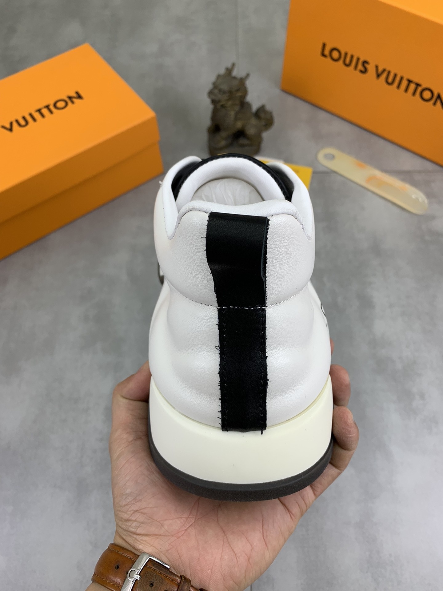 [LOUIS VUITTON-루이비통] 루이비통 남성 스니커즈 신상