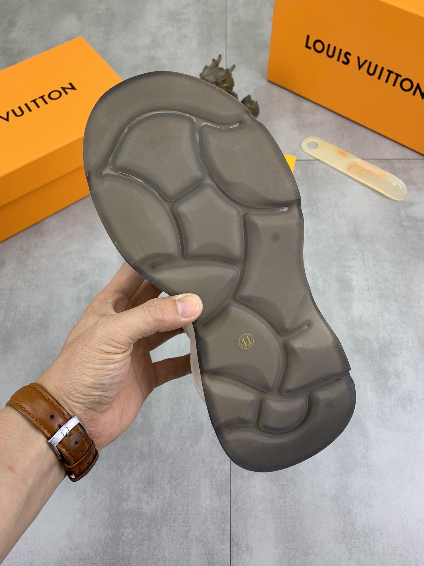 [LOUIS VUITTON-루이비통] 루이비통 남성 스니커즈 신상