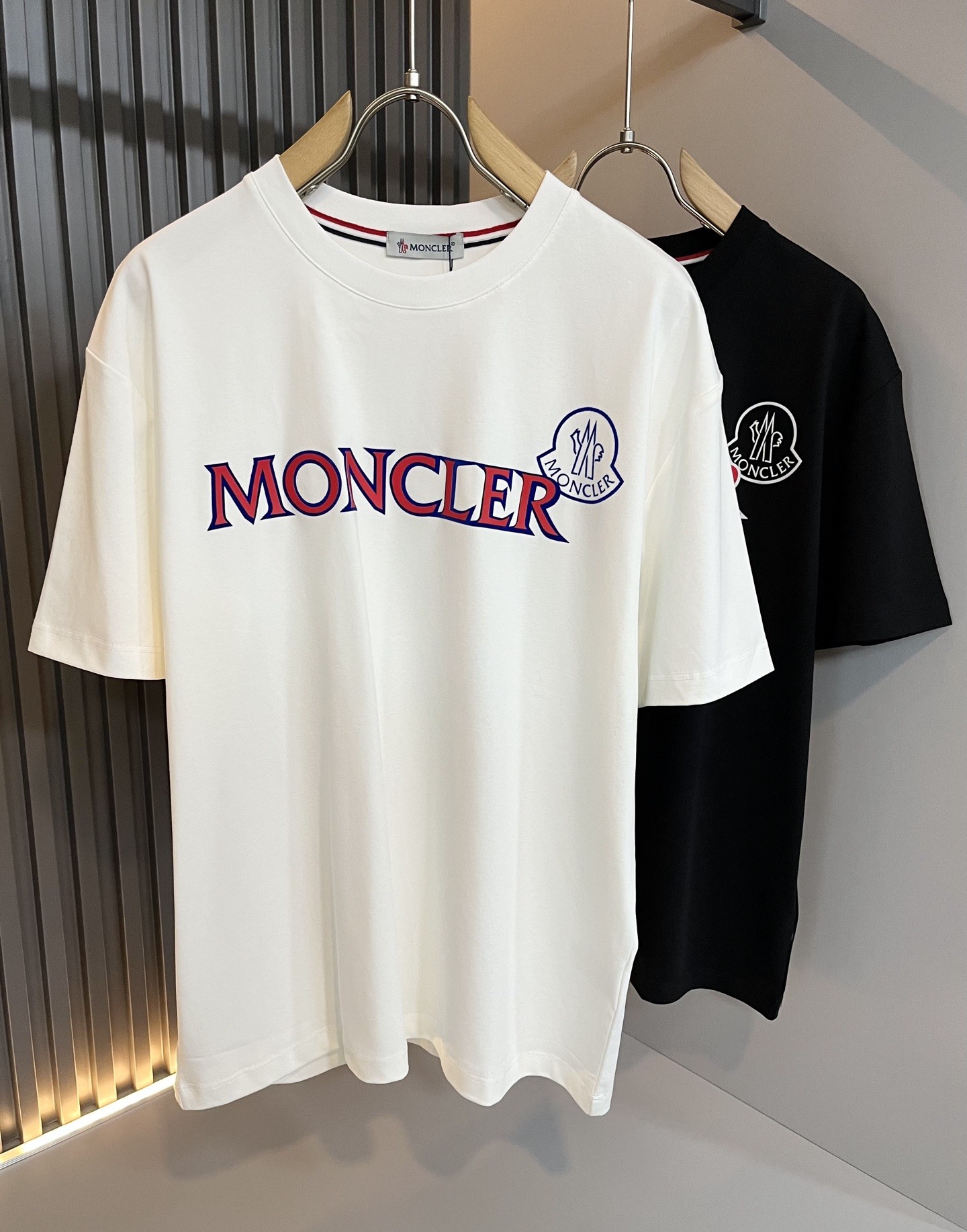 [MONCLER-몽클레어] 몽클레어  로고 프린트 남성 반팔티셔츠