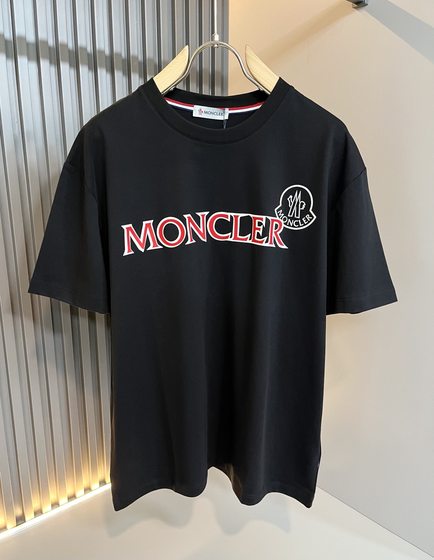 [MONCLER-몽클레어] 몽클레어  로고 프린트 남성 반팔티셔츠