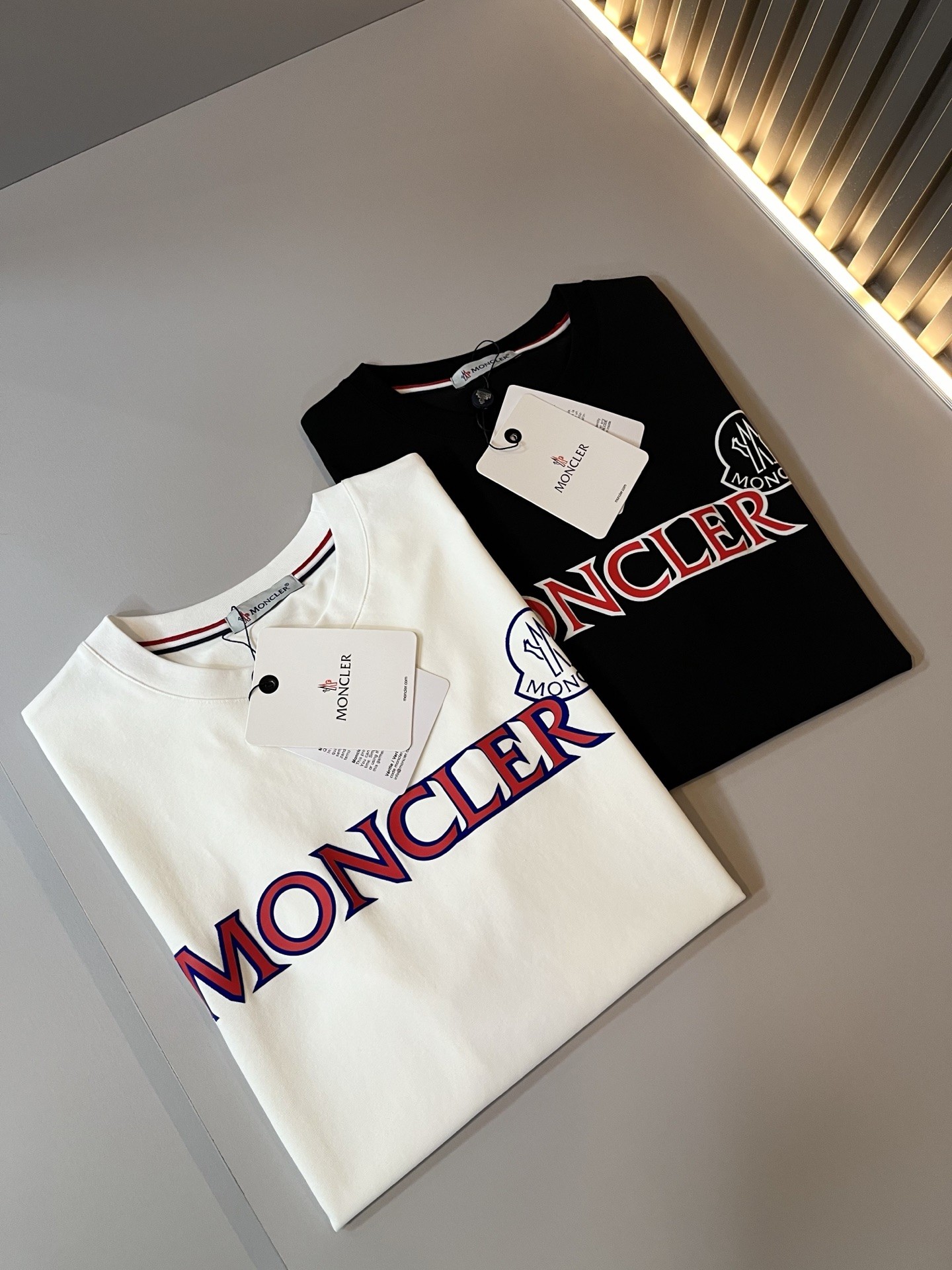 [MONCLER-몽클레어] 몽클레어  로고 프린트 남성 반팔티셔츠