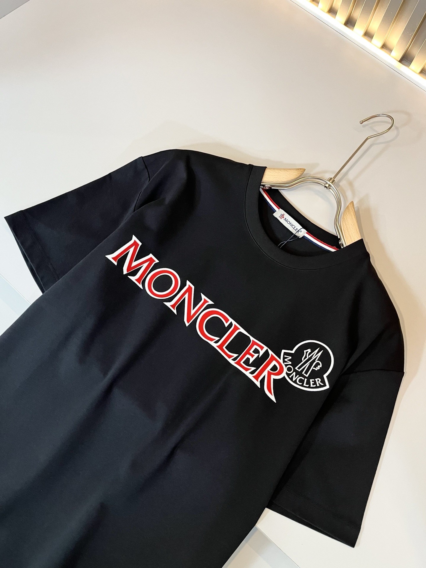 [MONCLER-몽클레어] 몽클레어  로고 프린트 남성 반팔티셔츠