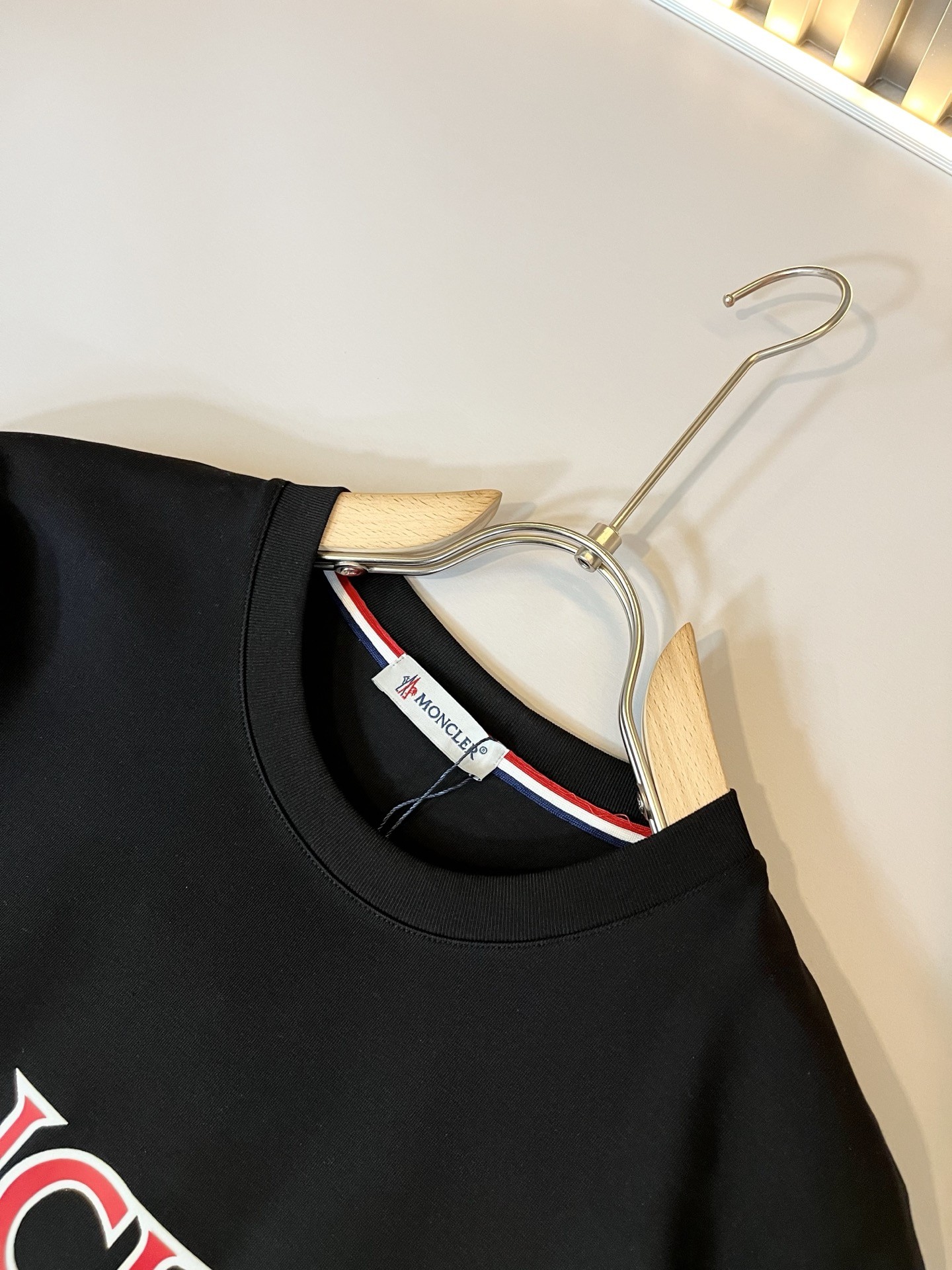 [MONCLER-몽클레어] 몽클레어  로고 프린트 남성 반팔티셔츠