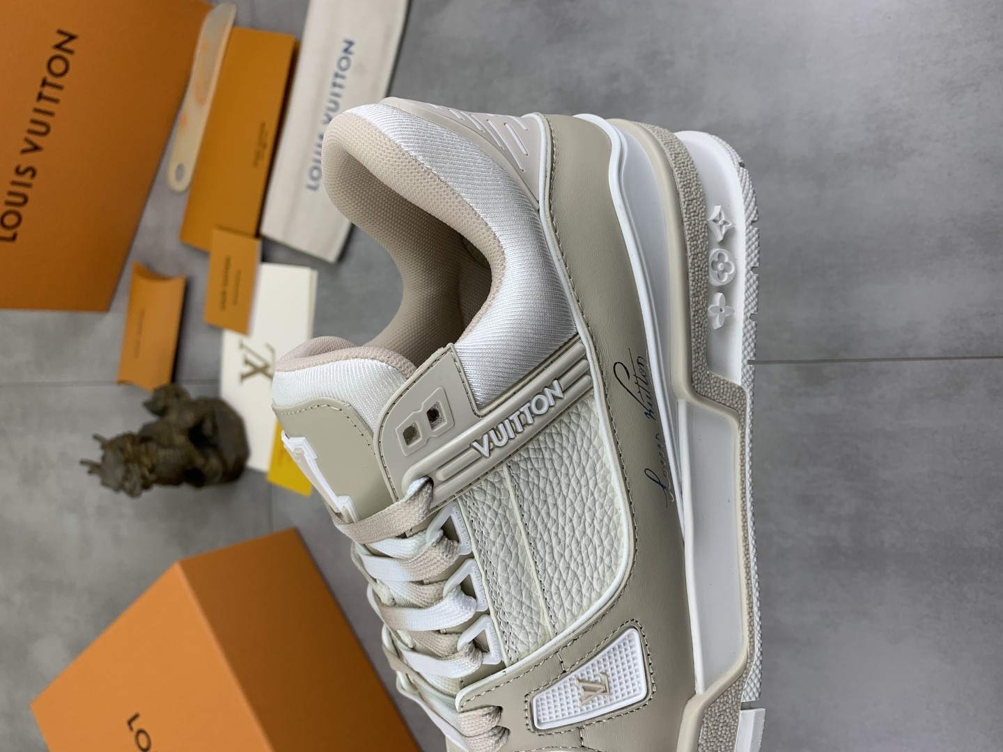 [LOUIS VUITTON-루이비통] 루이비통 트레이너 베이지 스니커즈