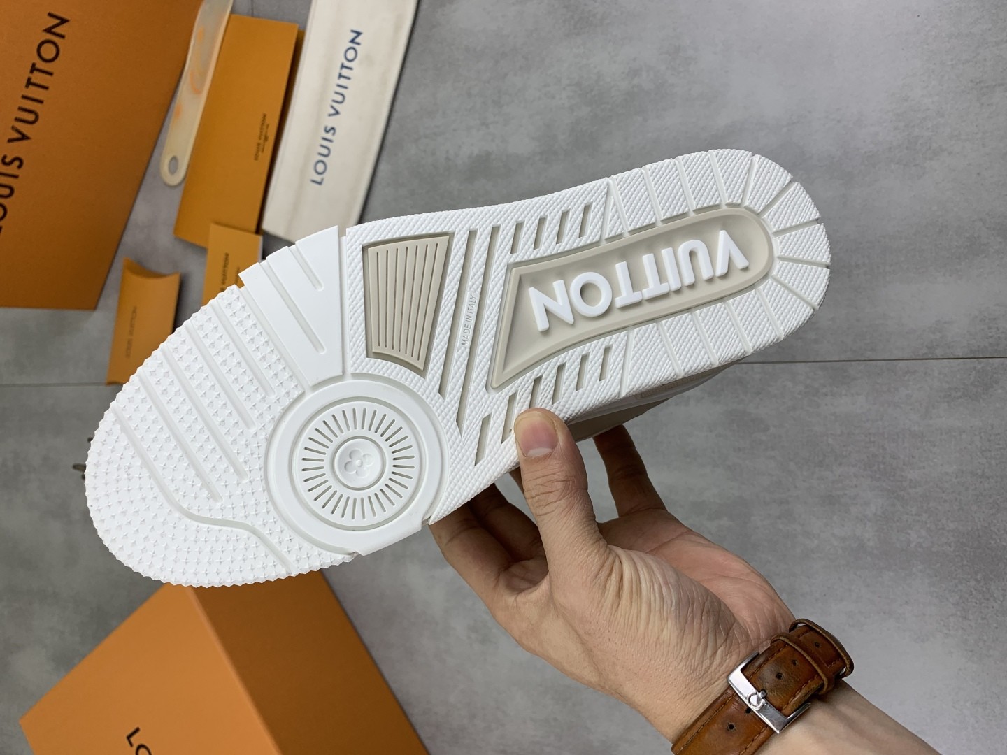 [LOUIS VUITTON-루이비통] 루이비통 트레이너 베이지 스니커즈