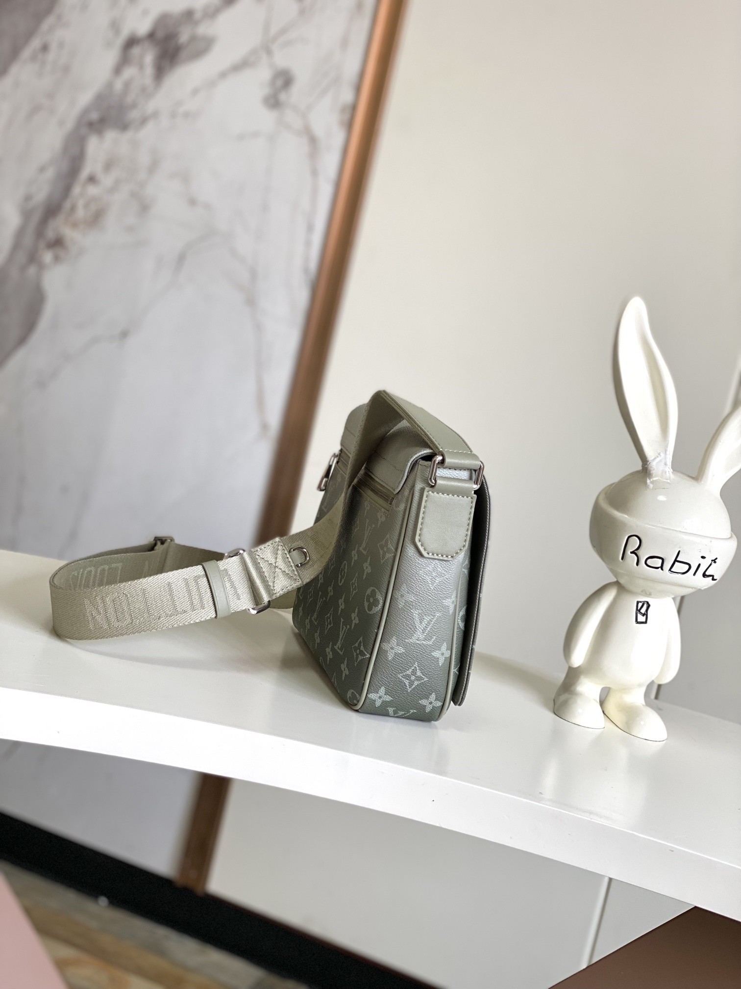 [LOUIS VUITTON-루이비통] 루이비통 디스트릭트 메신저백 M11593