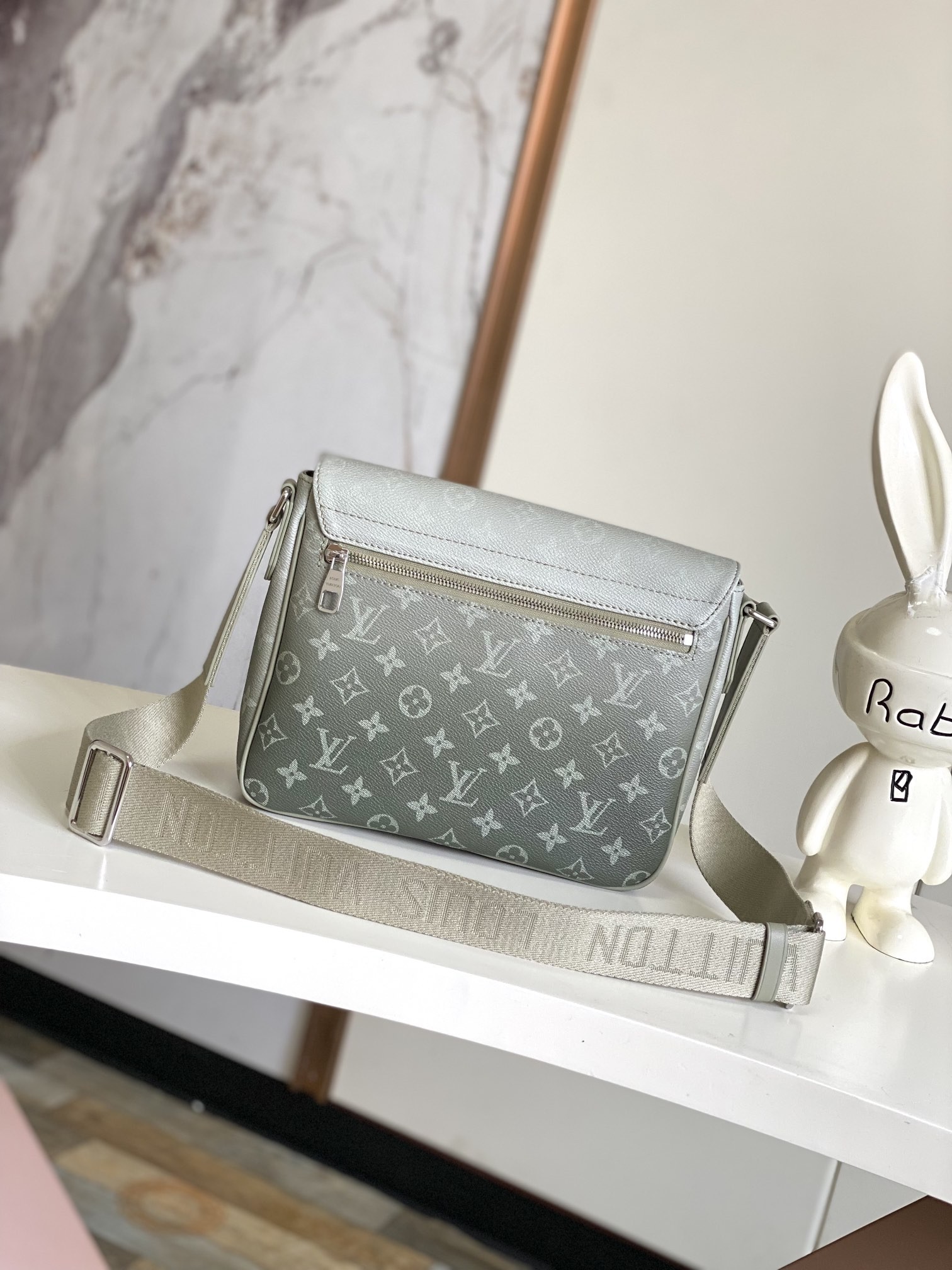 [LOUIS VUITTON-루이비통] 루이비통 디스트릭트 메신저백 M11593