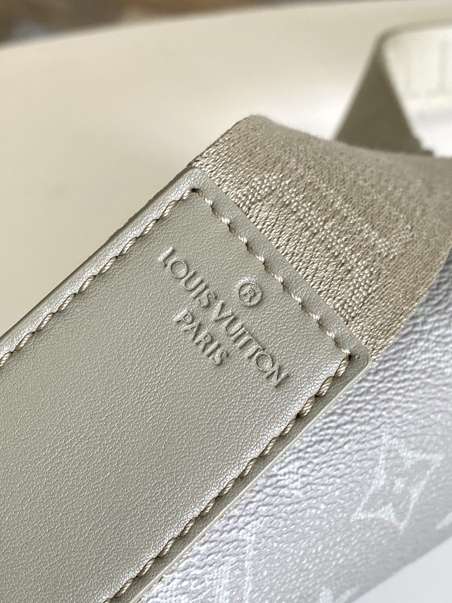 [LOUIS VUITTON-루이비통] 루이비통 디스트릭트 메신저백 M11593