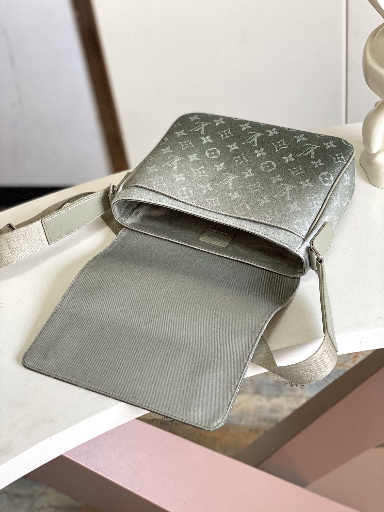 [LOUIS VUITTON-루이비통] 루이비통 디스트릭트 메신저백 M11593