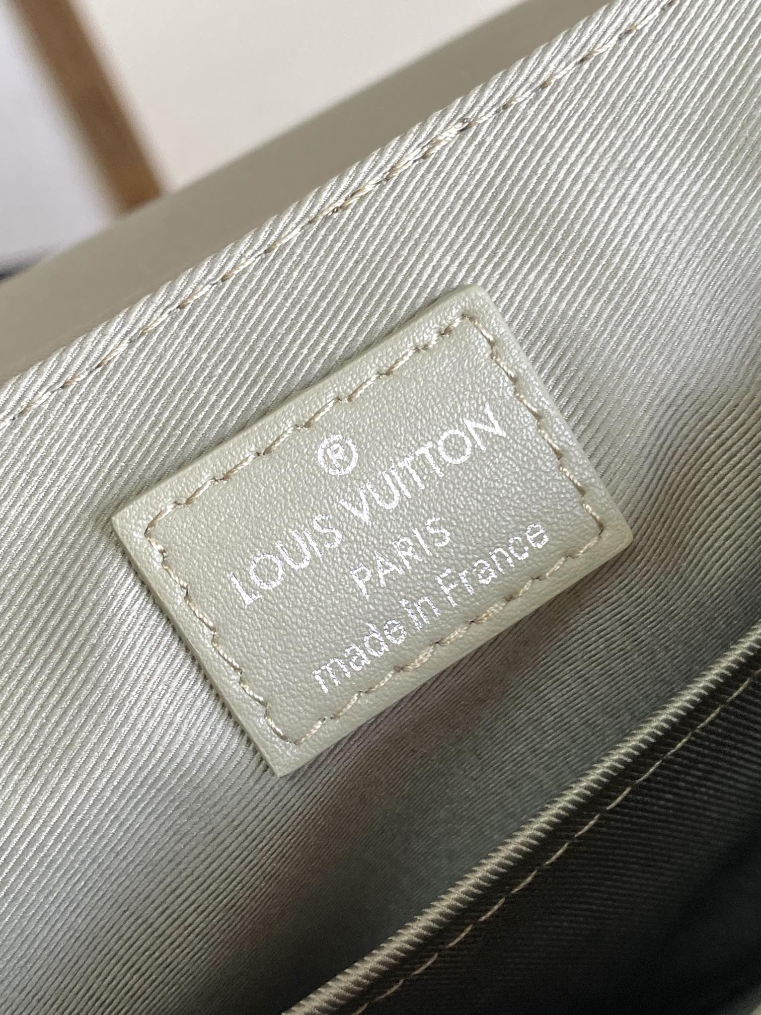 [LOUIS VUITTON-루이비통] 루이비통 디스트릭트 메신저백 M11593