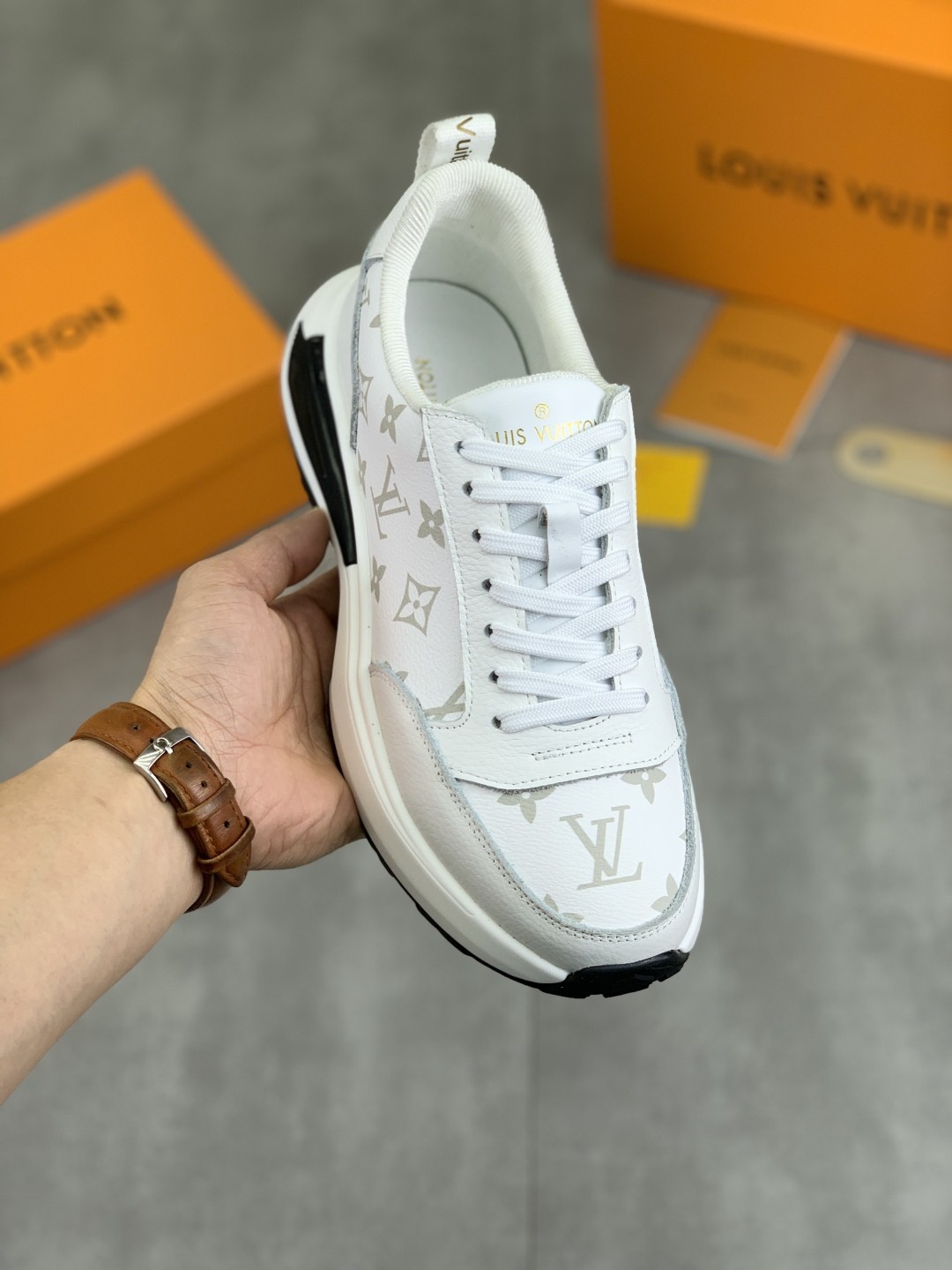[LOUIS VUITTON-루이비통]  루이비통 모노그램 스니커즈