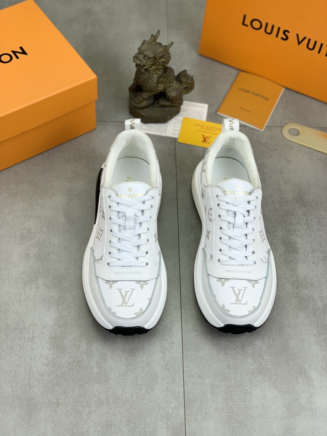 [LOUIS VUITTON-루이비통]  루이비통 모노그램 스니커즈