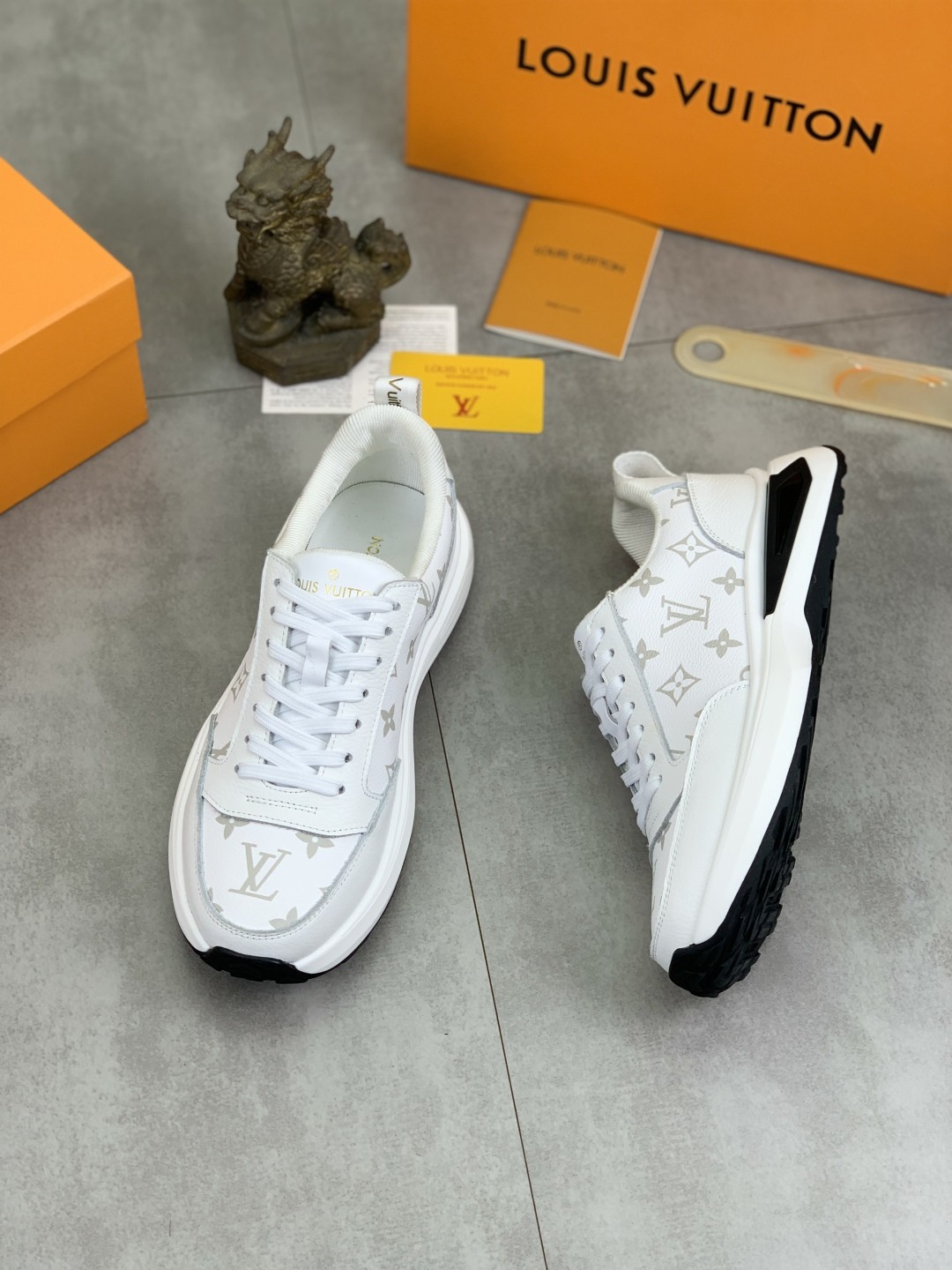 [LOUIS VUITTON-루이비통]  루이비통 모노그램 스니커즈