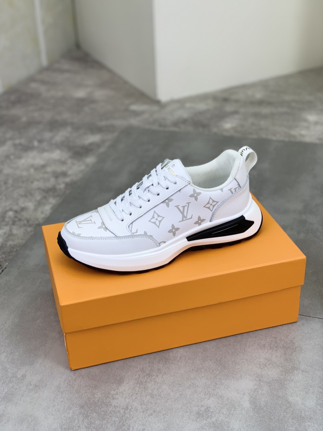 [LOUIS VUITTON-루이비통]  루이비통 모노그램 스니커즈