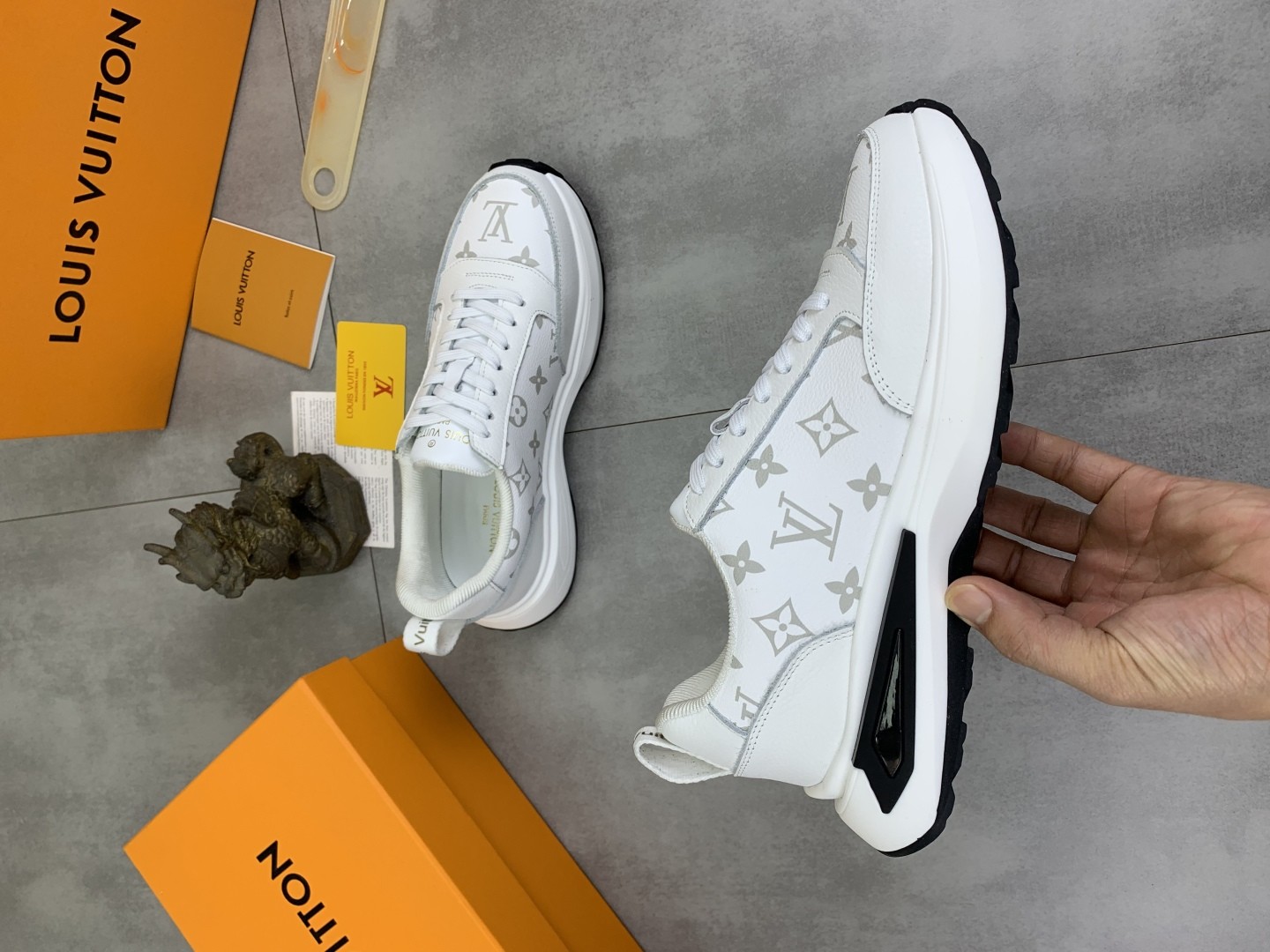 [LOUIS VUITTON-루이비통]  루이비통 모노그램 스니커즈