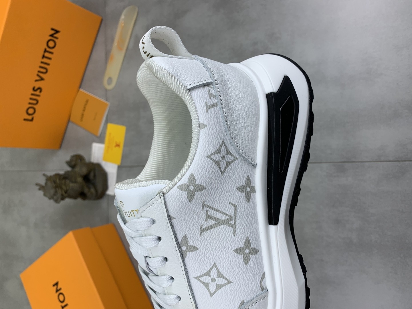 [LOUIS VUITTON-루이비통]  루이비통 모노그램 스니커즈