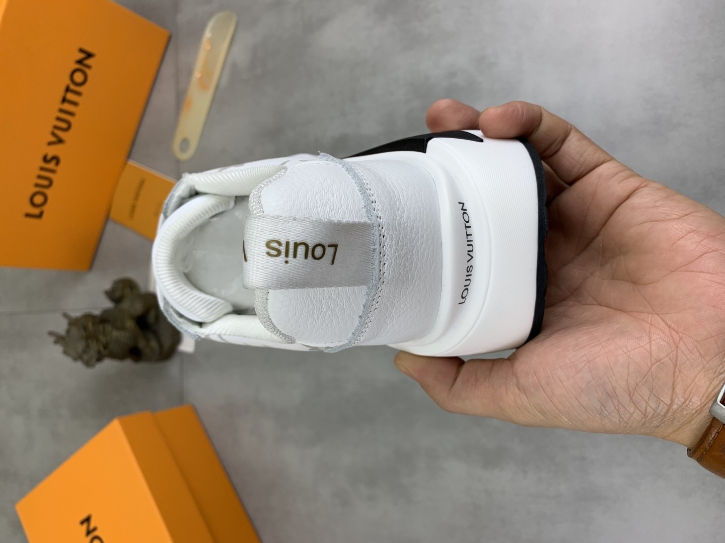 [LOUIS VUITTON-루이비통]  루이비통 모노그램 스니커즈