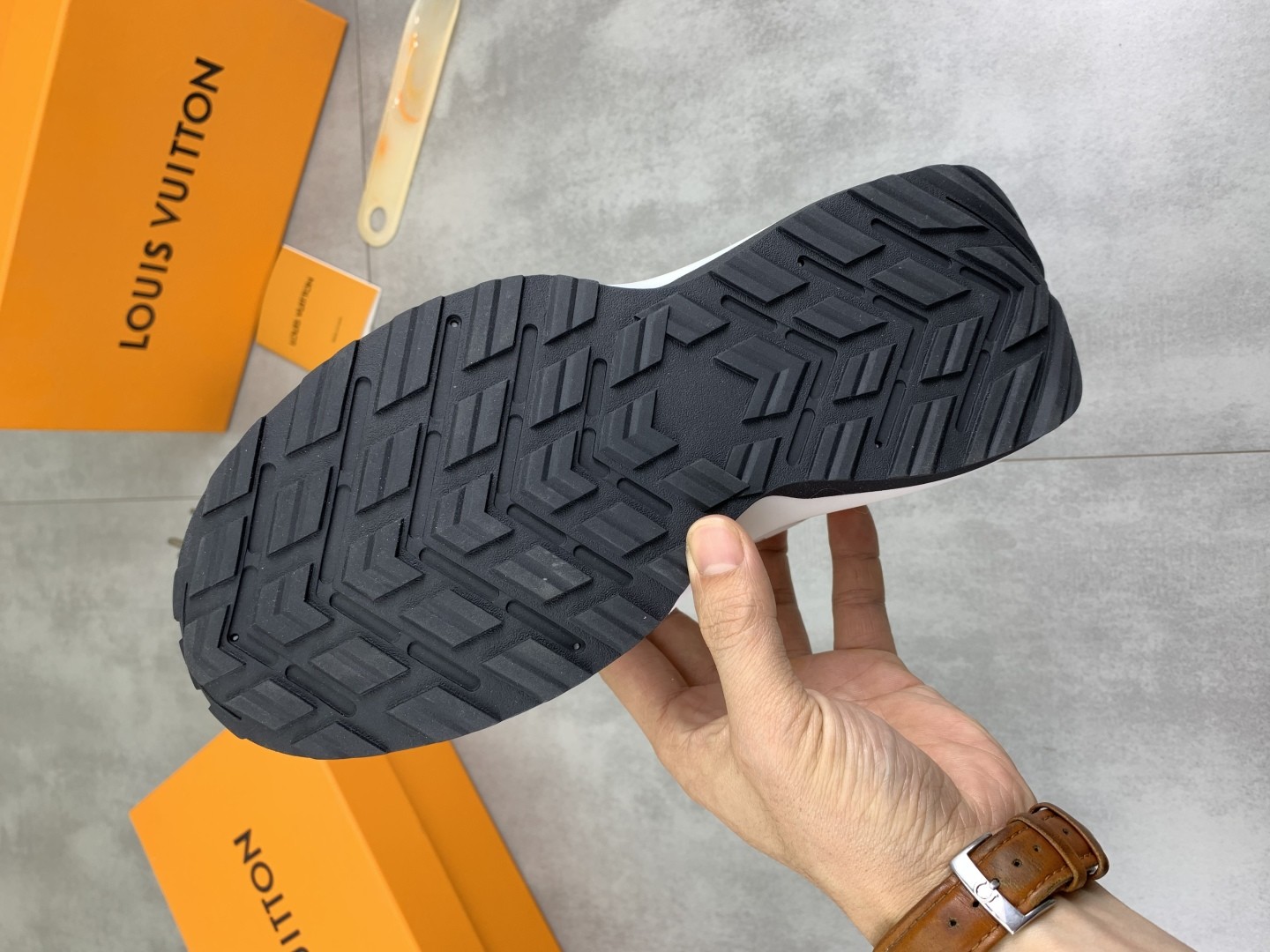 [LOUIS VUITTON-루이비통]  루이비통 모노그램 스니커즈