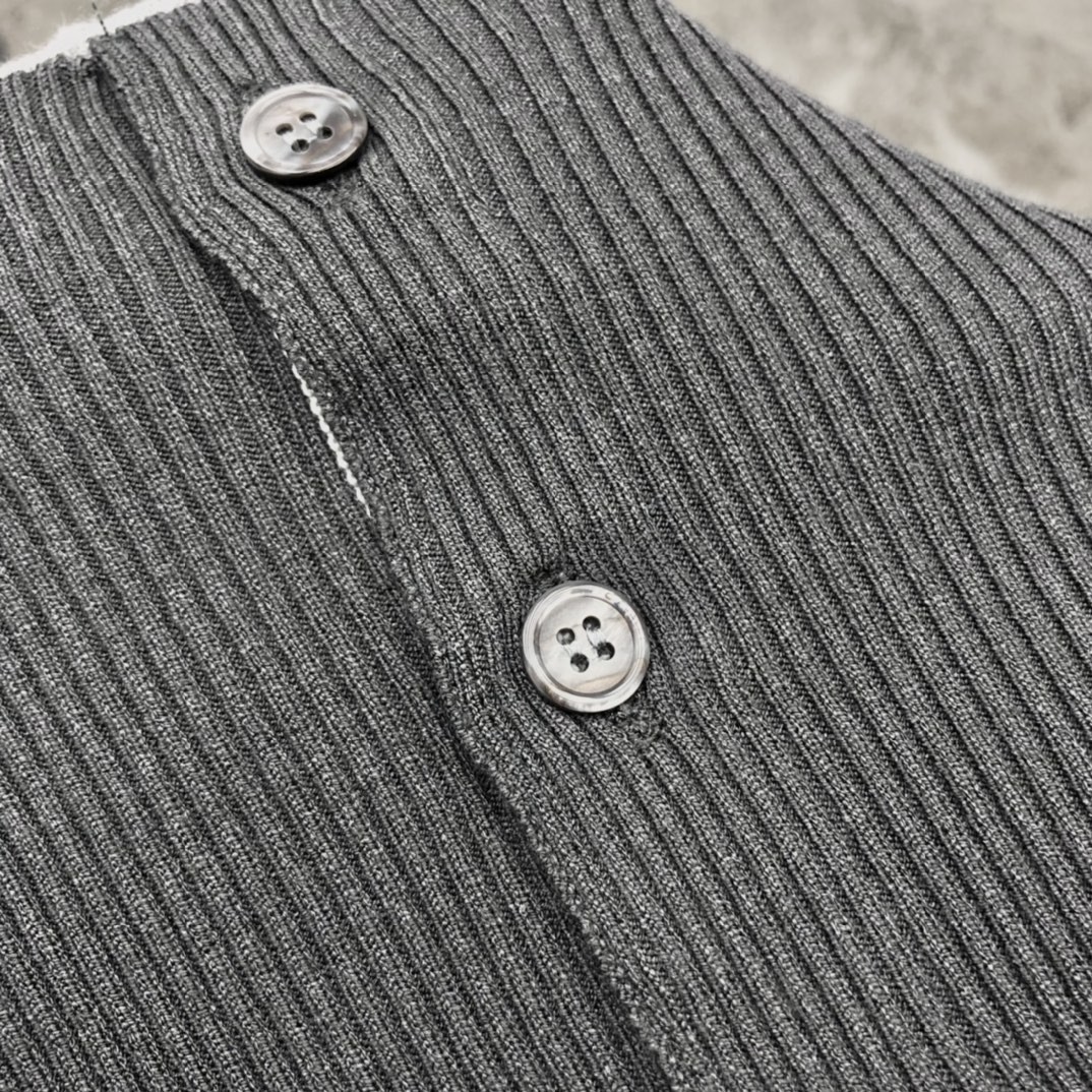 [TOM BROWNE -톰브라운 ] 톰브라운 사선 니트 반팔티