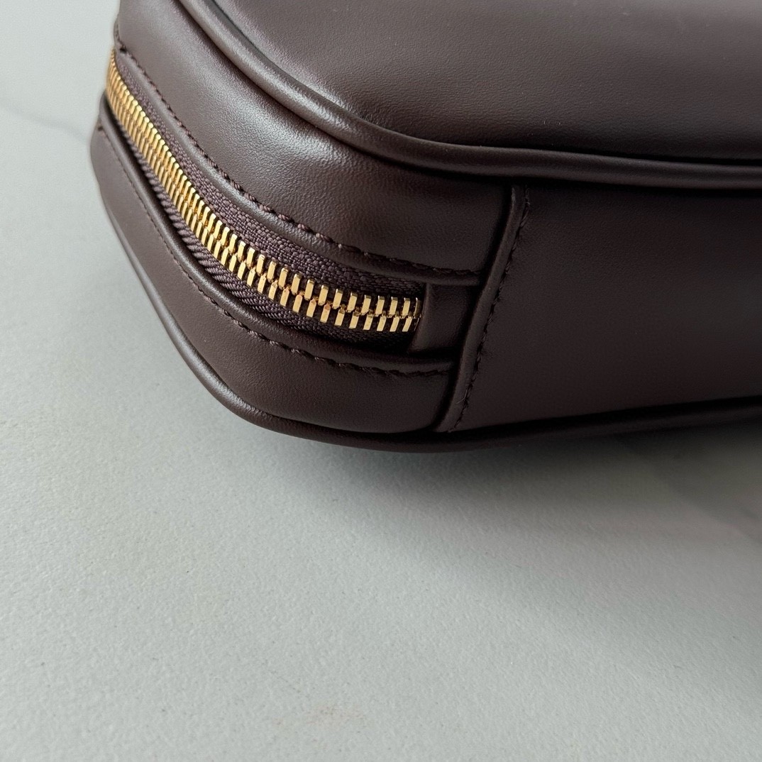 [MIUMIU-미우미우] 미우미우 아카디 토트백 스몰