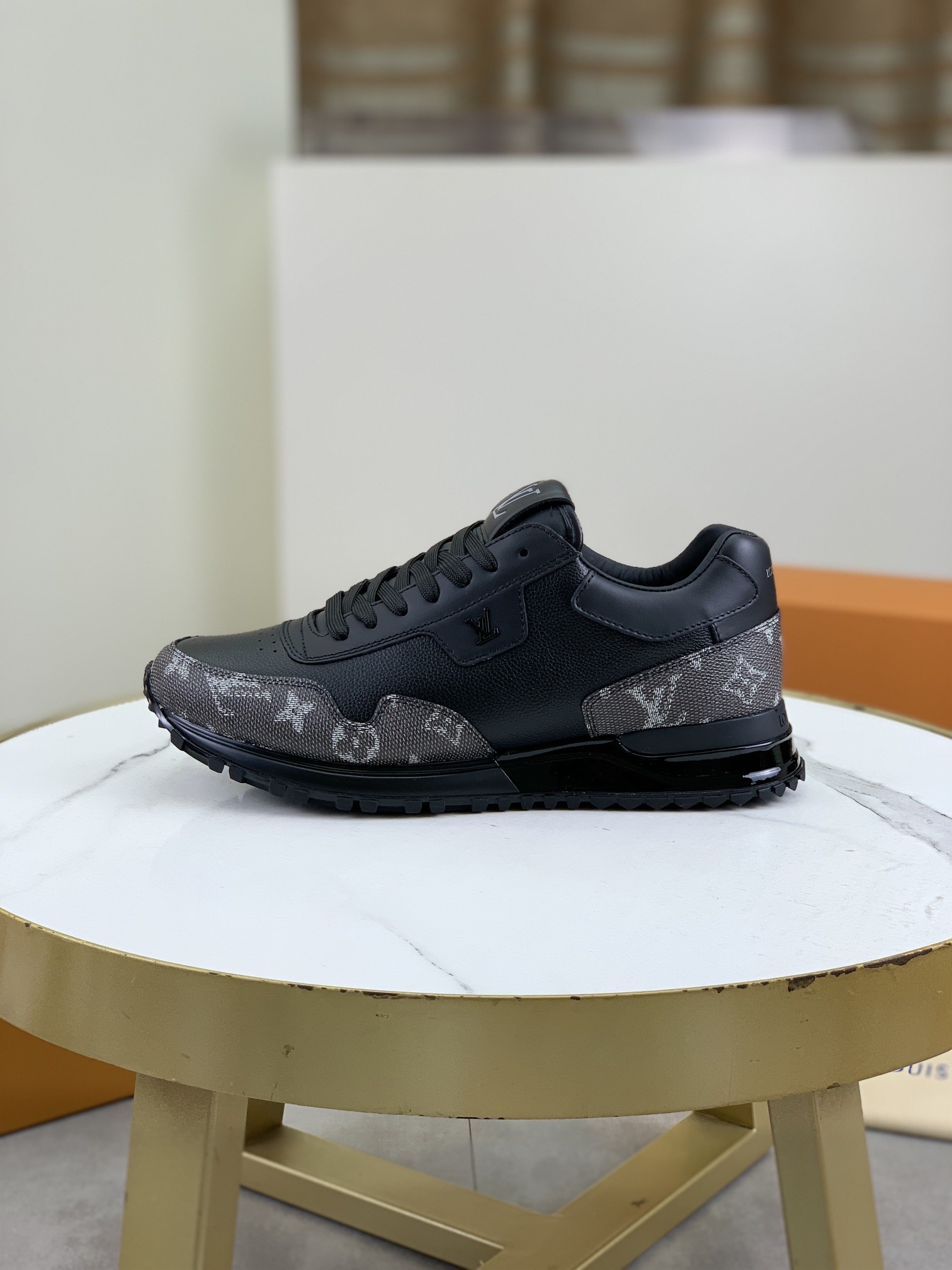 [LOUIS VUITTON-루이비통] 루이비통 런 어웨이 스니커즈