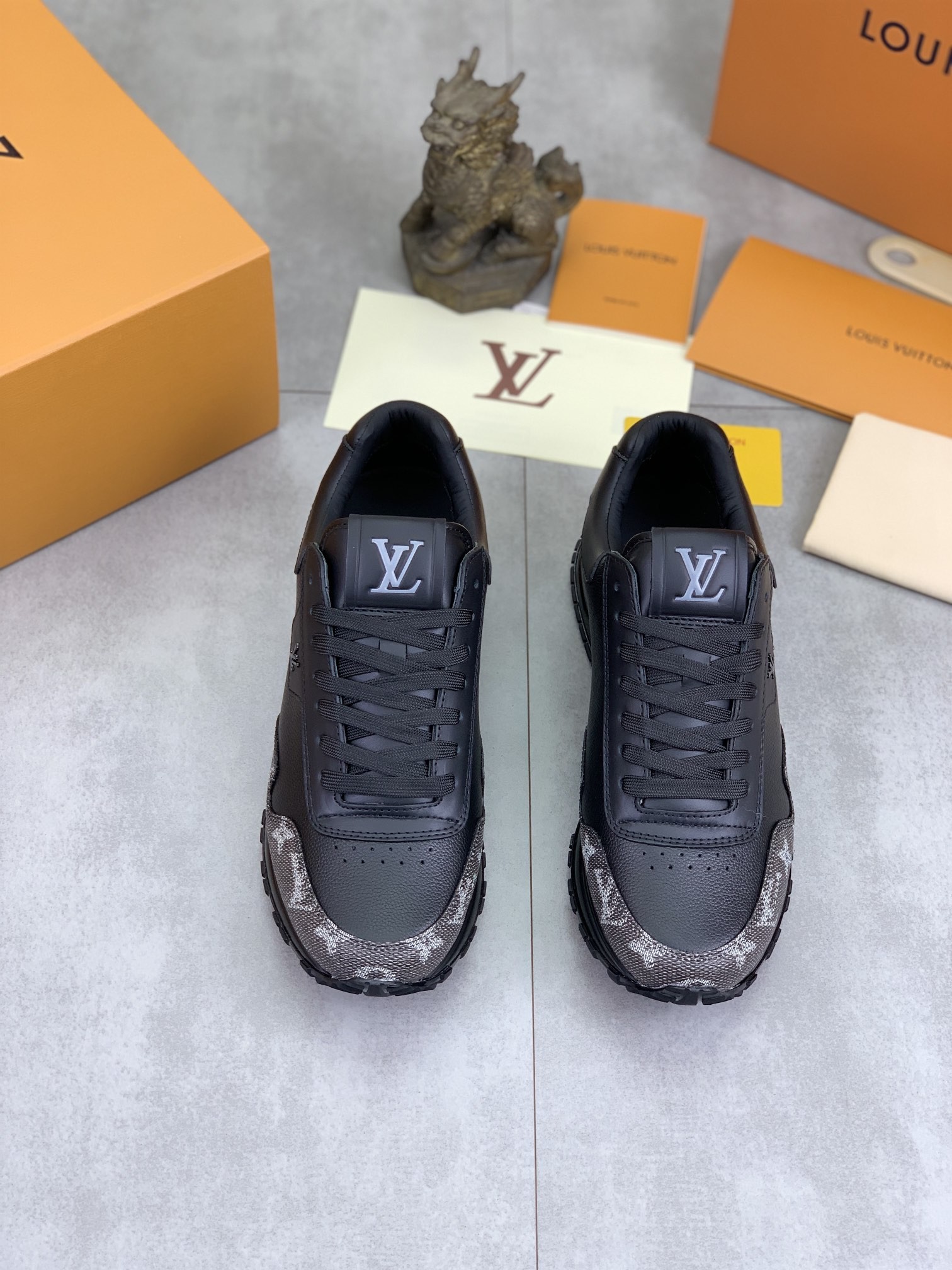 [LOUIS VUITTON-루이비통] 루이비통 런 어웨이 스니커즈