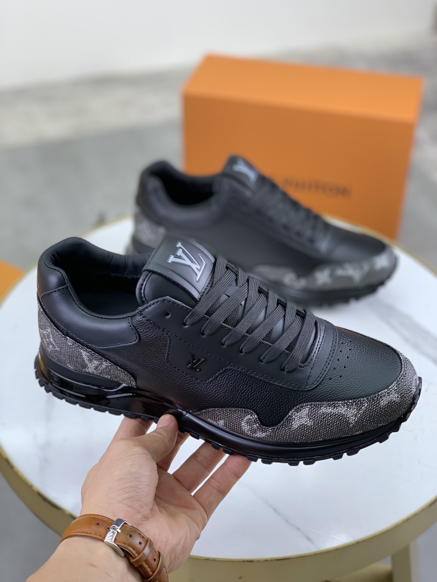 [LOUIS VUITTON-루이비통] 루이비통 런 어웨이 스니커즈