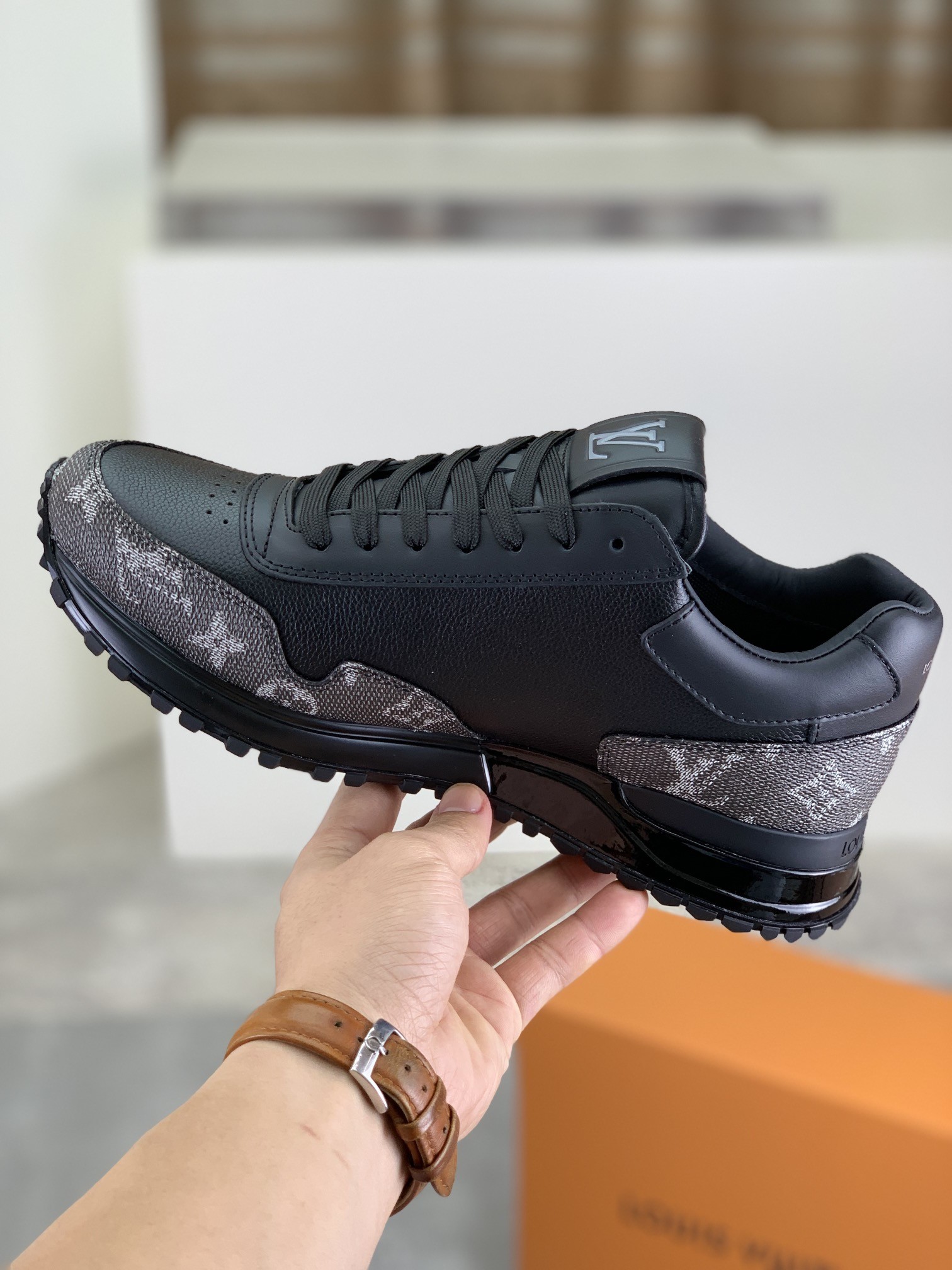 [LOUIS VUITTON-루이비통] 루이비통 런 어웨이 스니커즈