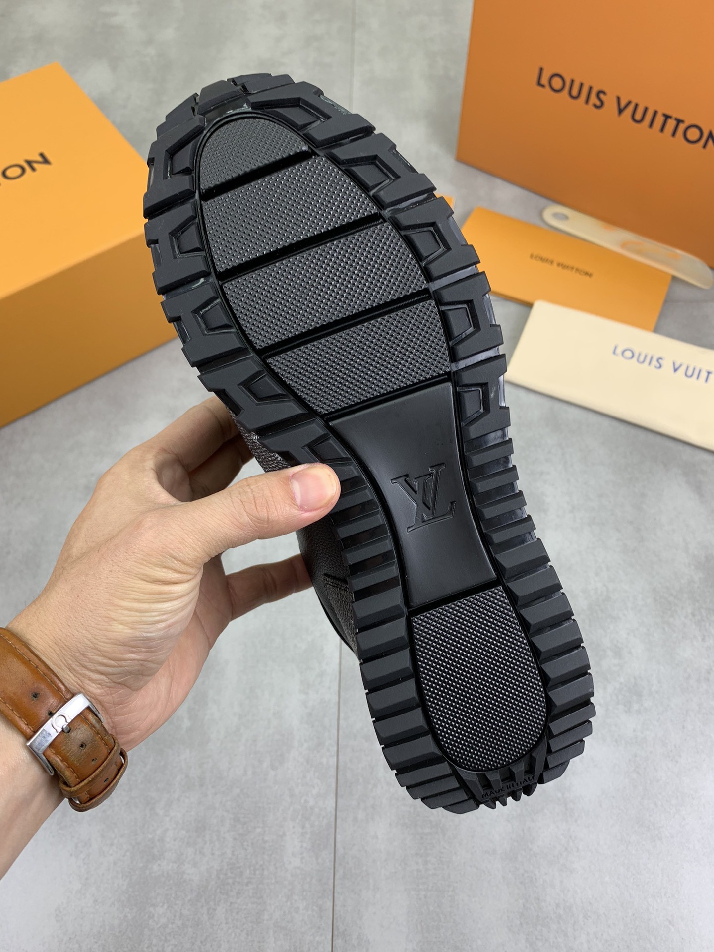 [LOUIS VUITTON-루이비통] 루이비통 런 어웨이 스니커즈