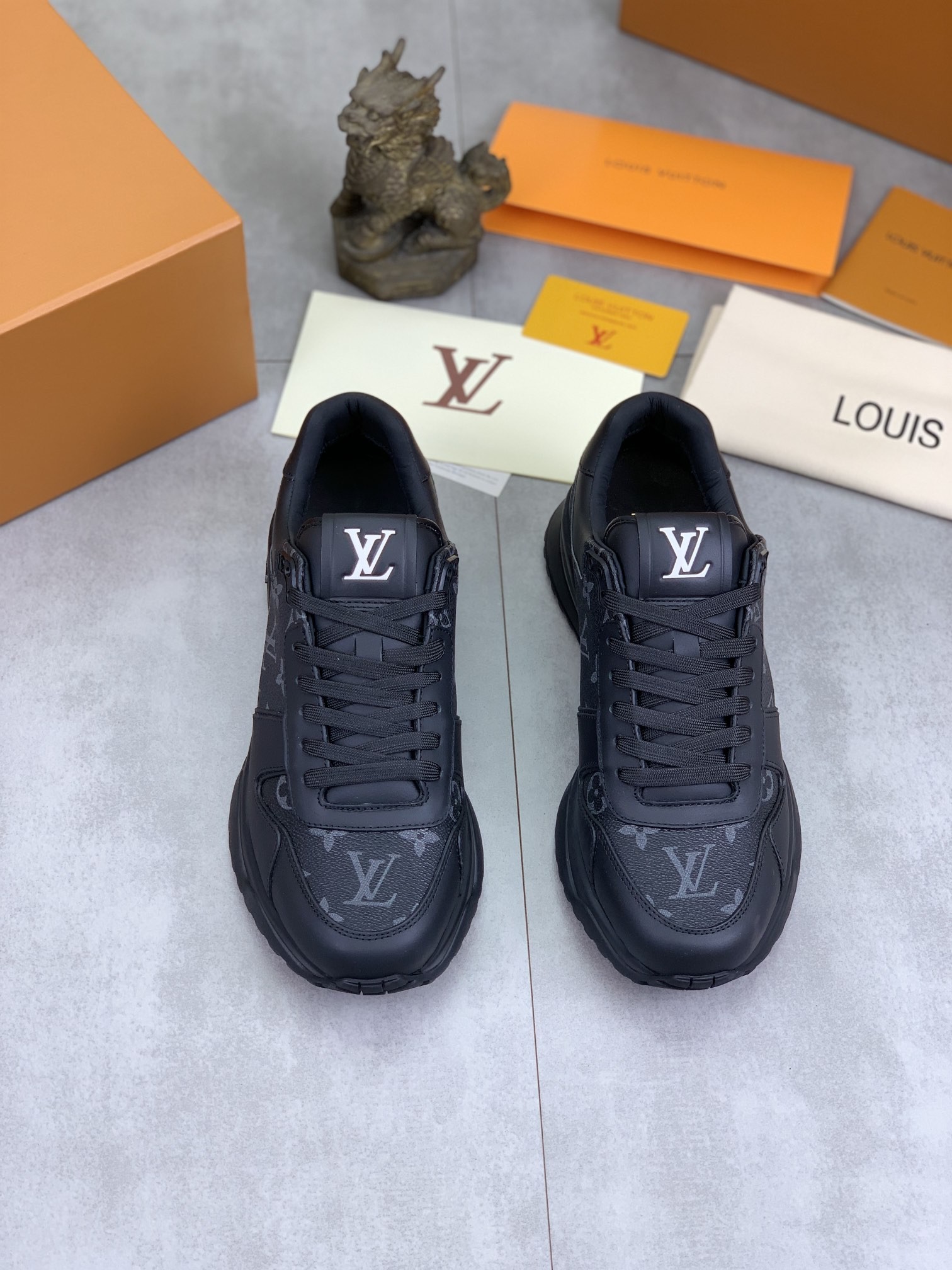 [LOUIS VUITTON-루이비통] 루이비통 런어웨이 스니커즈