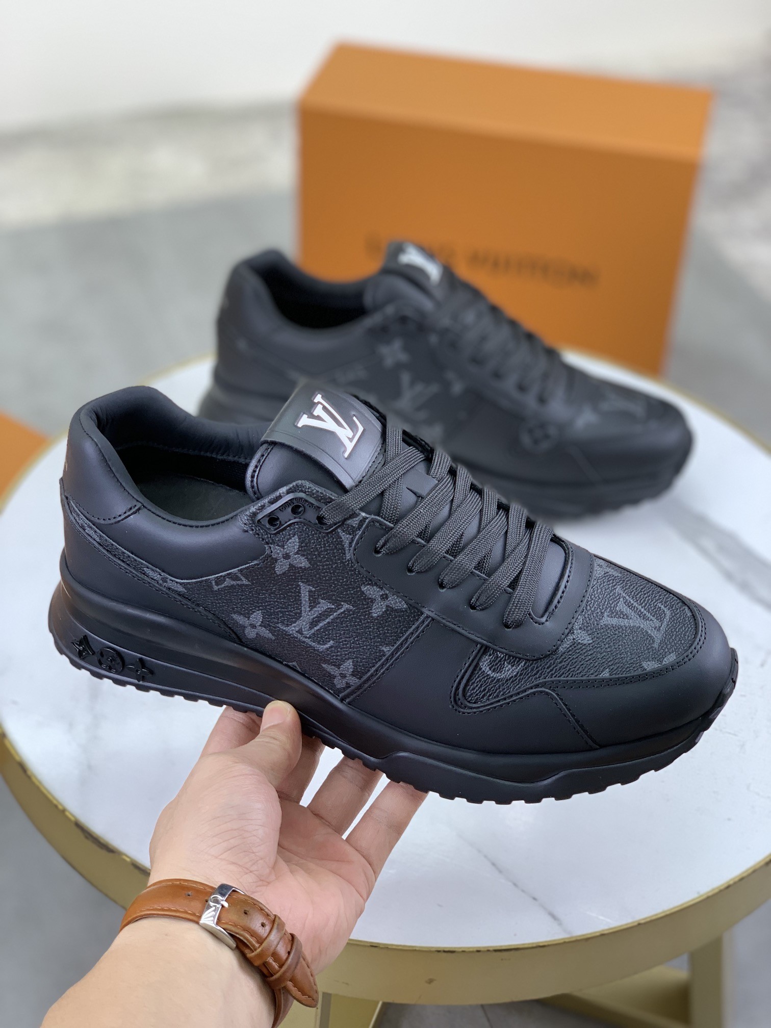 [LOUIS VUITTON-루이비통] 루이비통 런어웨이 스니커즈