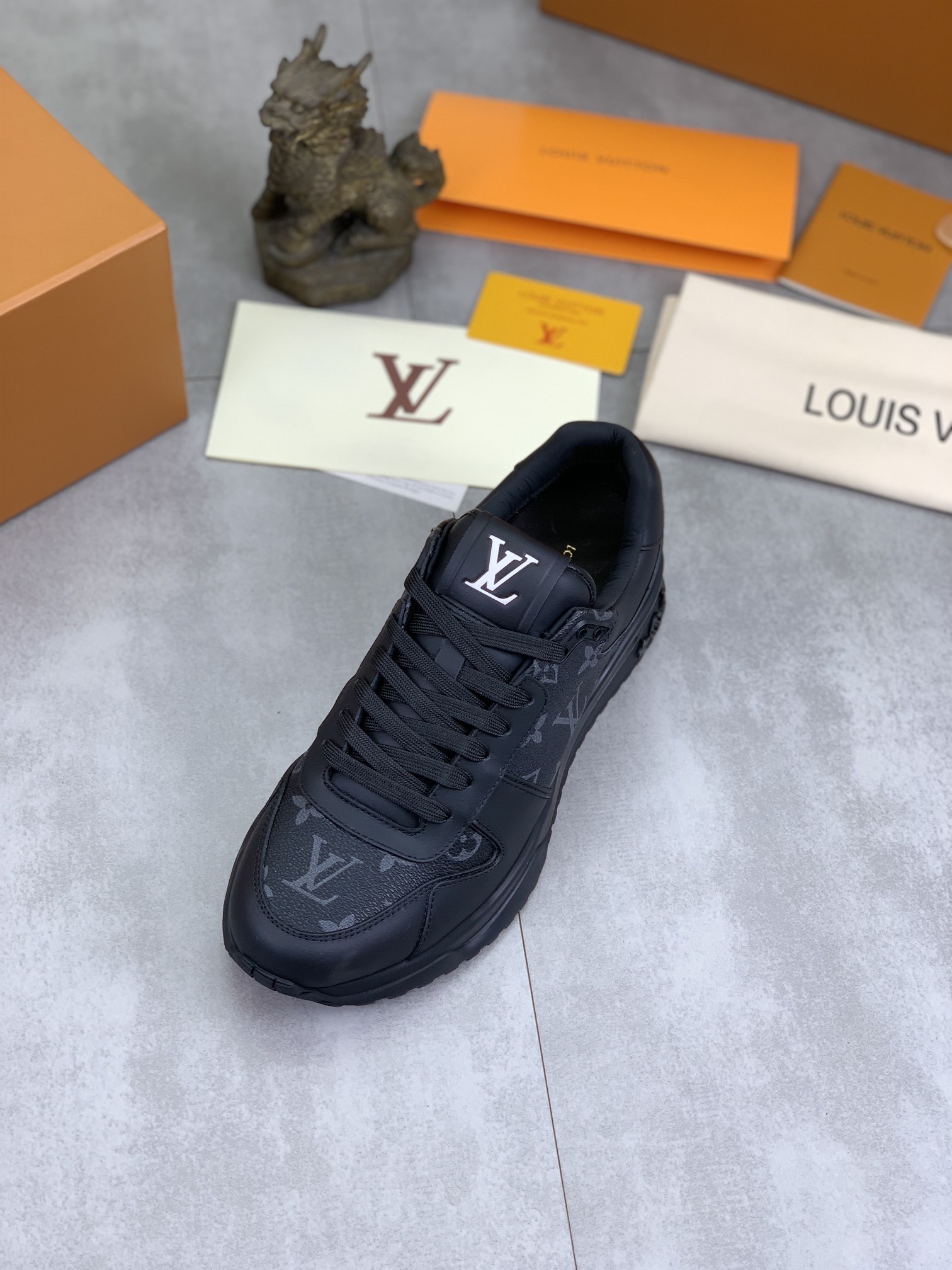 [LOUIS VUITTON-루이비통] 루이비통 런어웨이 스니커즈