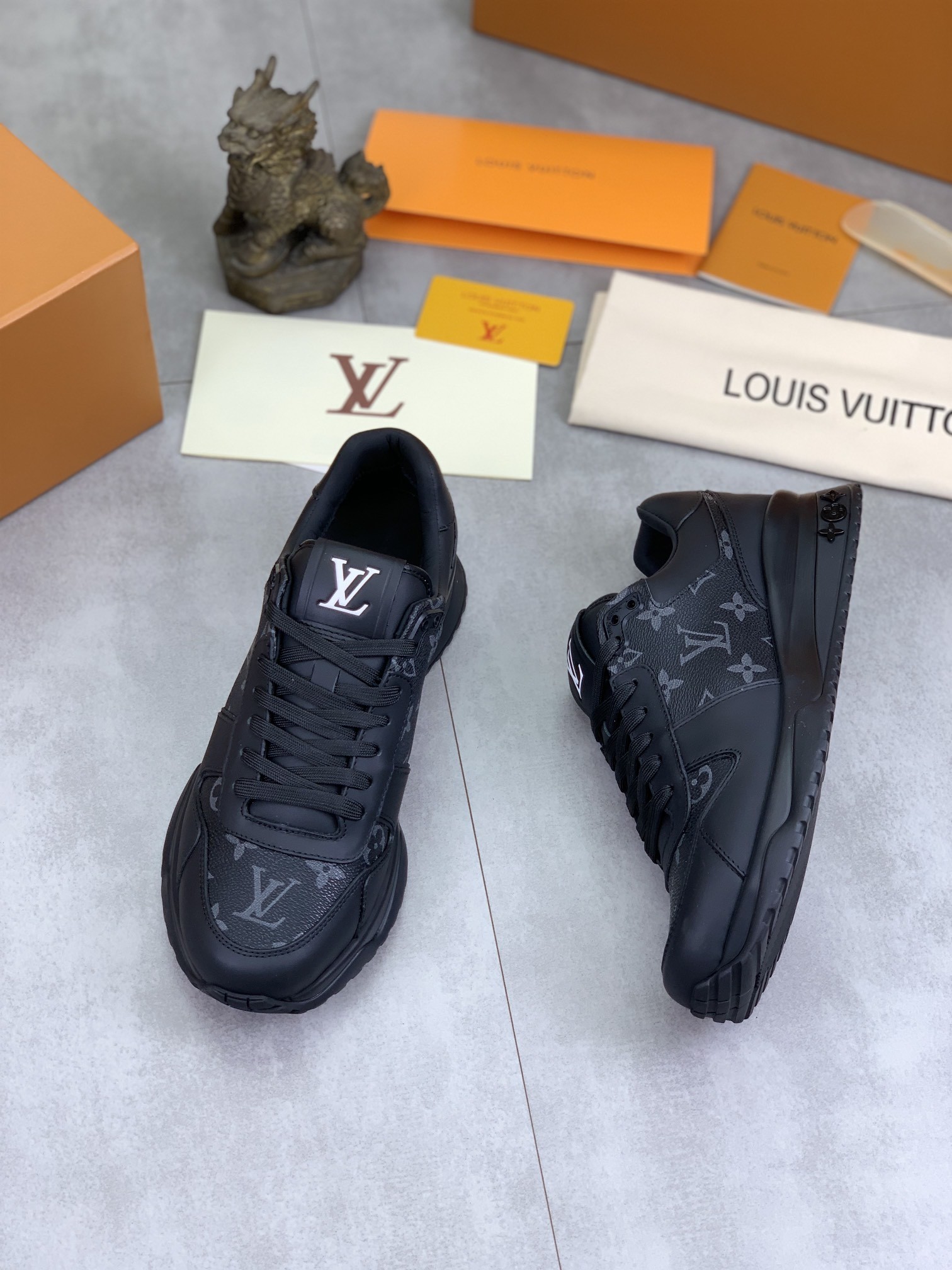 [LOUIS VUITTON-루이비통] 루이비통 런어웨이 스니커즈