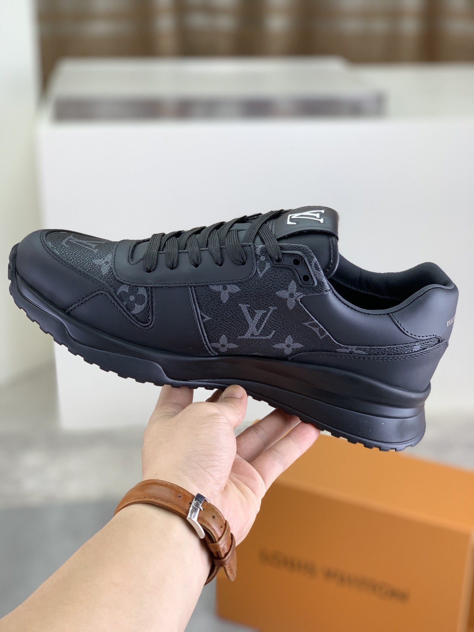 [LOUIS VUITTON-루이비통] 루이비통 런어웨이 스니커즈