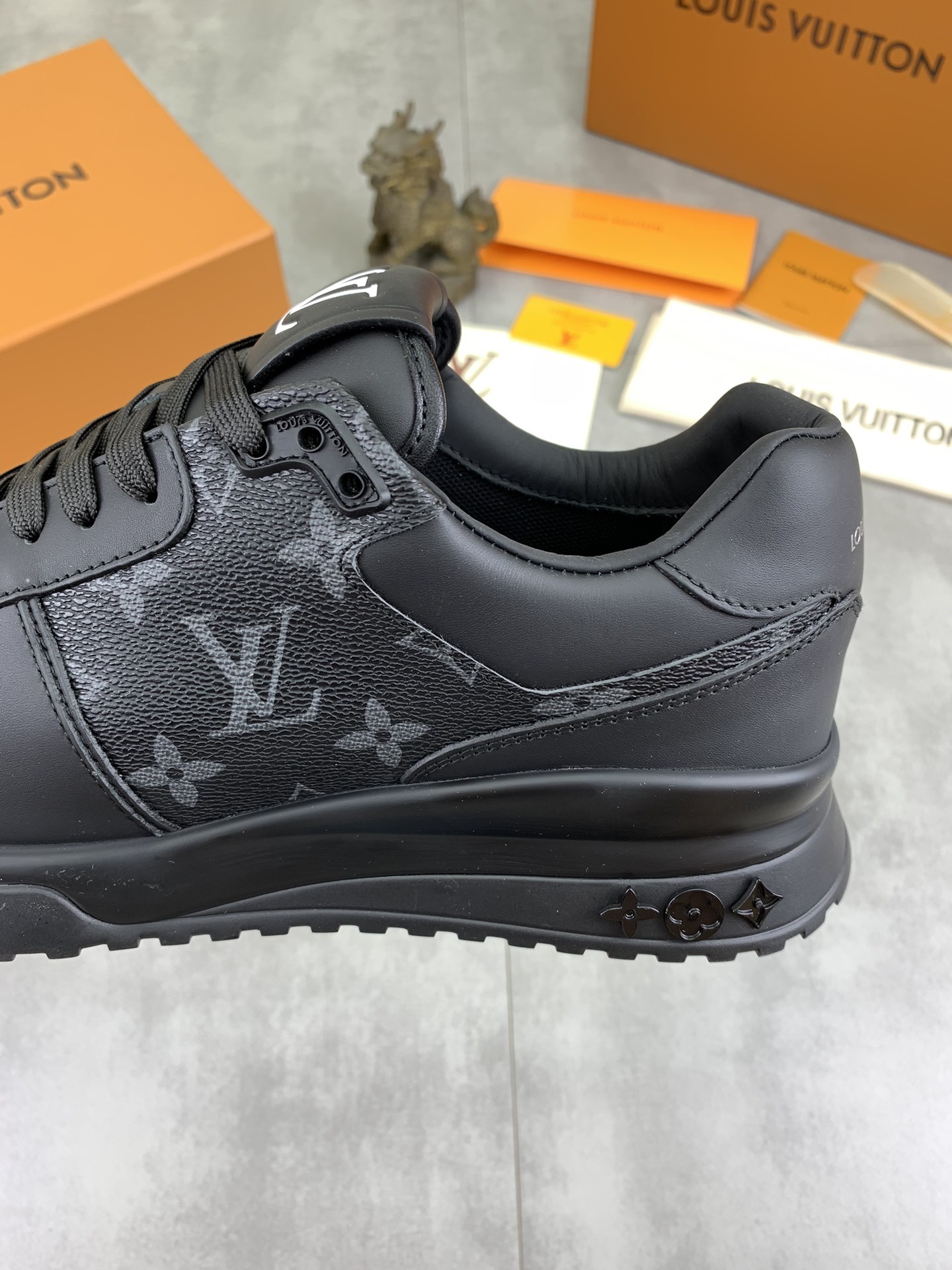 [LOUIS VUITTON-루이비통] 루이비통 런어웨이 스니커즈