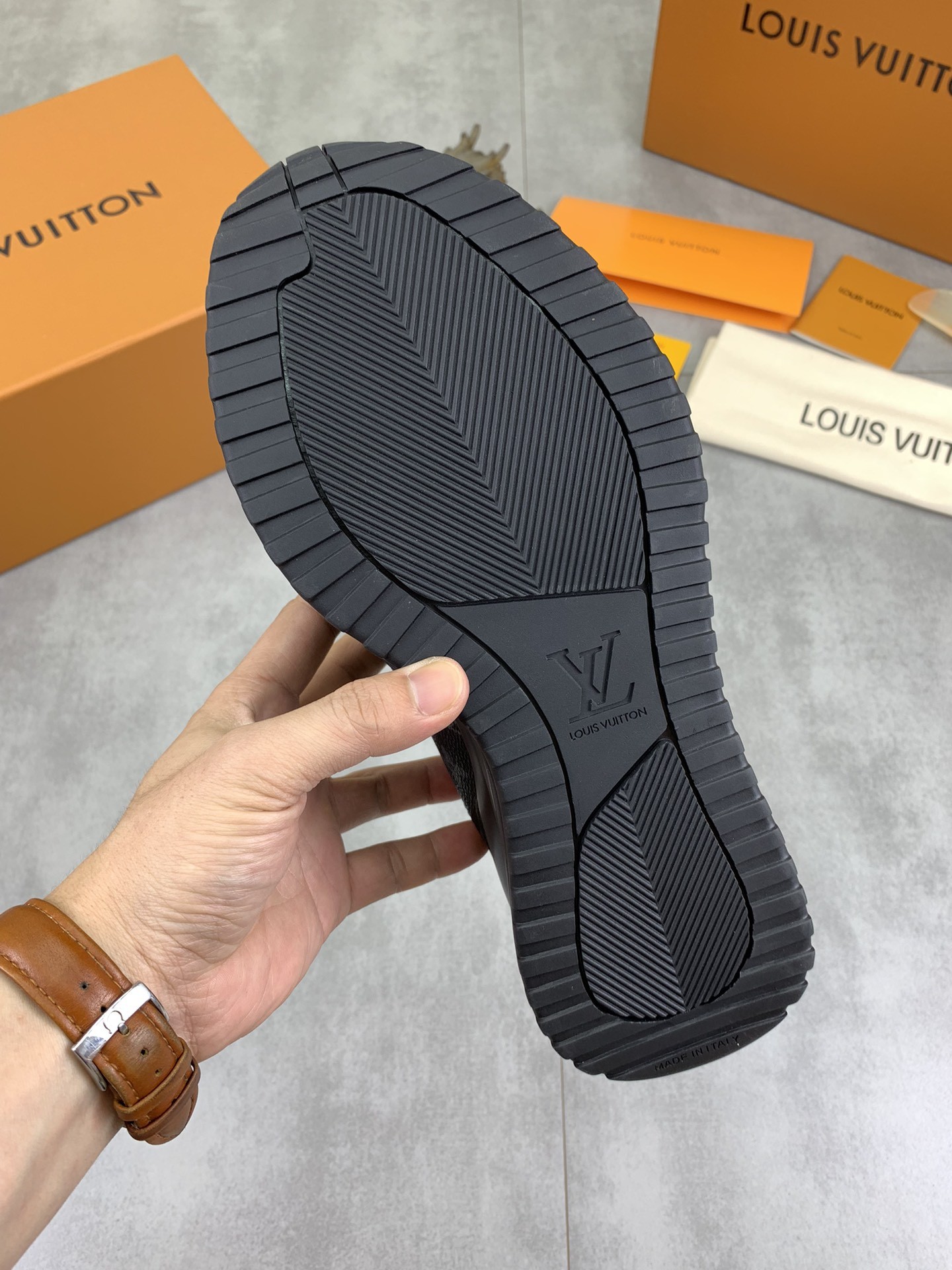 [LOUIS VUITTON-루이비통] 루이비통 런어웨이 스니커즈