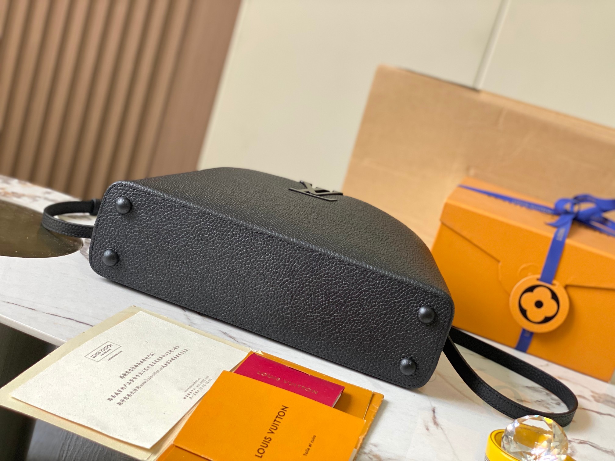 [LOUIS VUITTON-루이비통] 루이비통 카퓌신 이스트 웨스트백