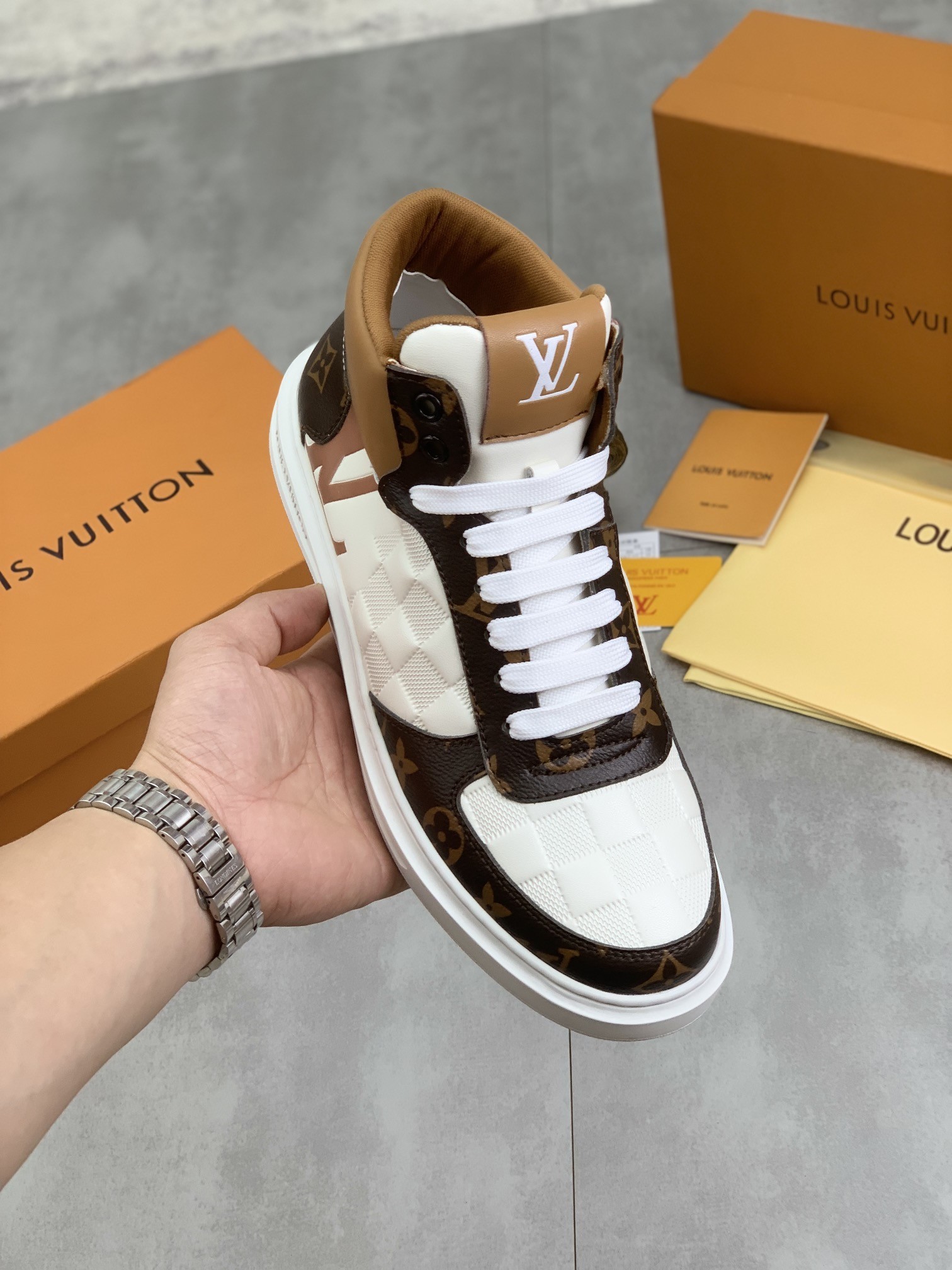 [LOUIS VUITTON-루이비통] 루이비통 하이탑 스니커즈