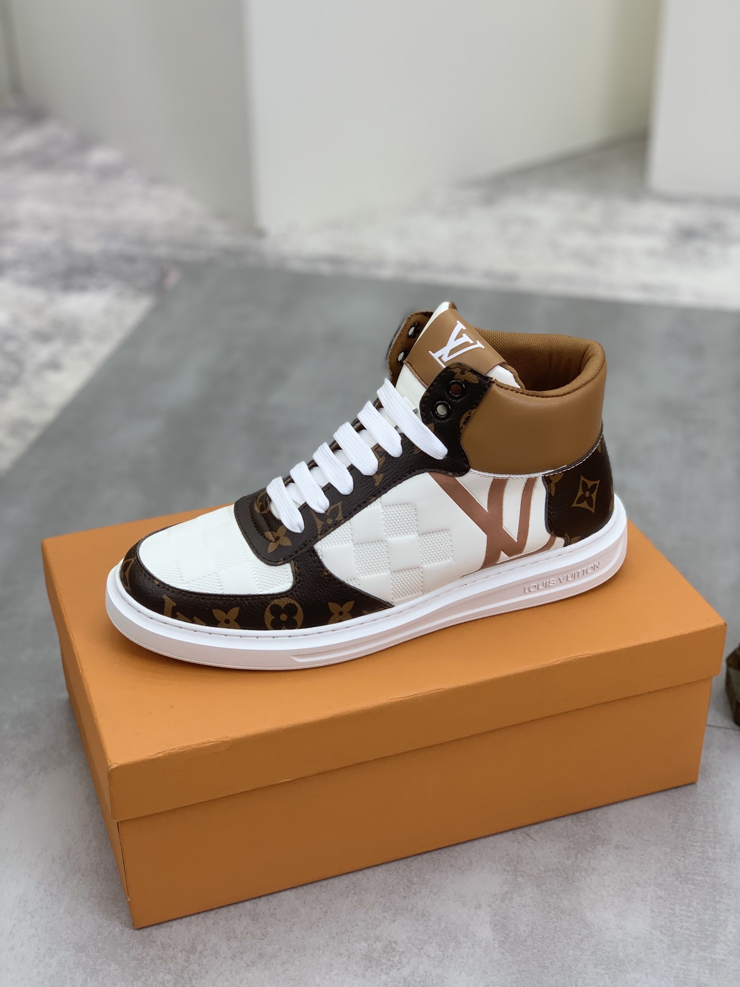 [LOUIS VUITTON-루이비통] 루이비통 하이탑 스니커즈
