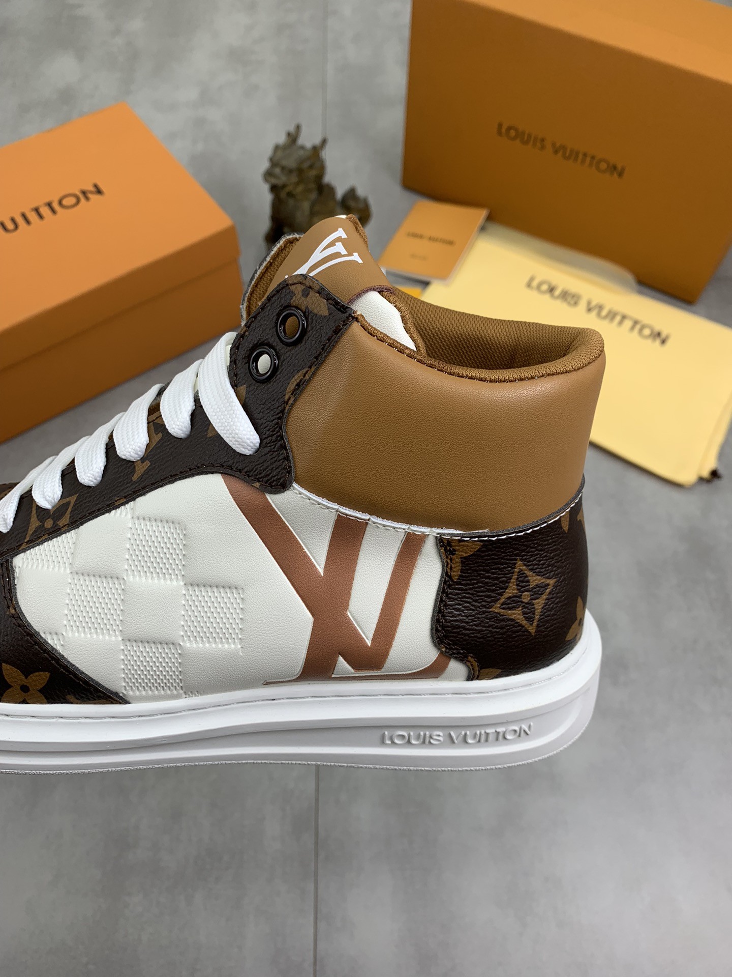[LOUIS VUITTON-루이비통] 루이비통 하이탑 스니커즈