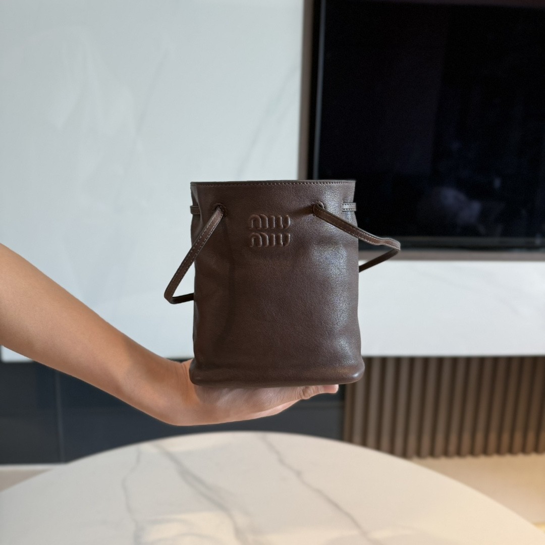 [MIU MIU-미우미우] 미우미우 나파 레더 미니 가죽 버킷 브라운