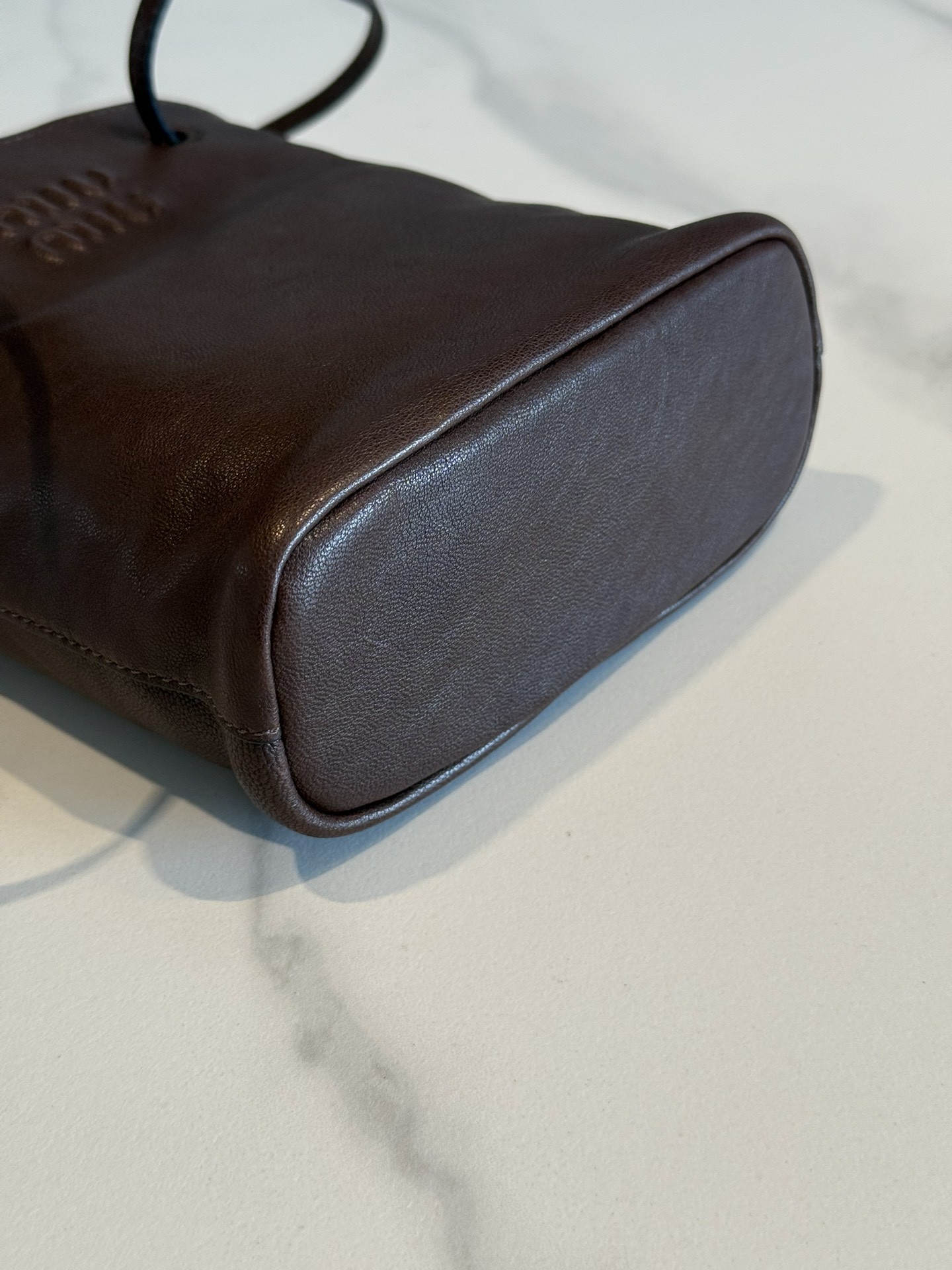 [MIU MIU-미우미우] 미우미우 나파 레더 미니 가죽 버킷 브라운