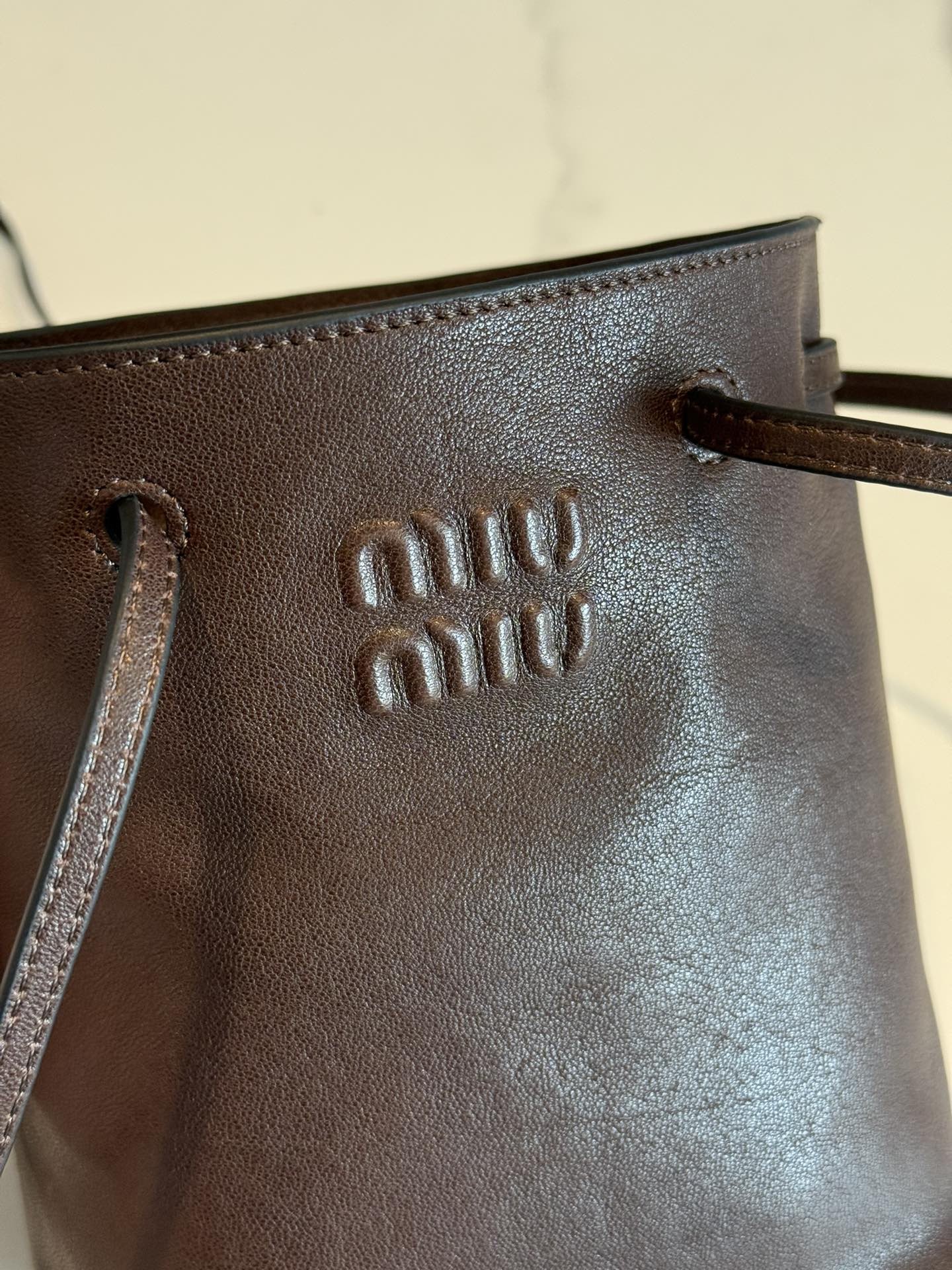 [MIU MIU-미우미우] 미우미우 나파 레더 미니 가죽 버킷 브라운