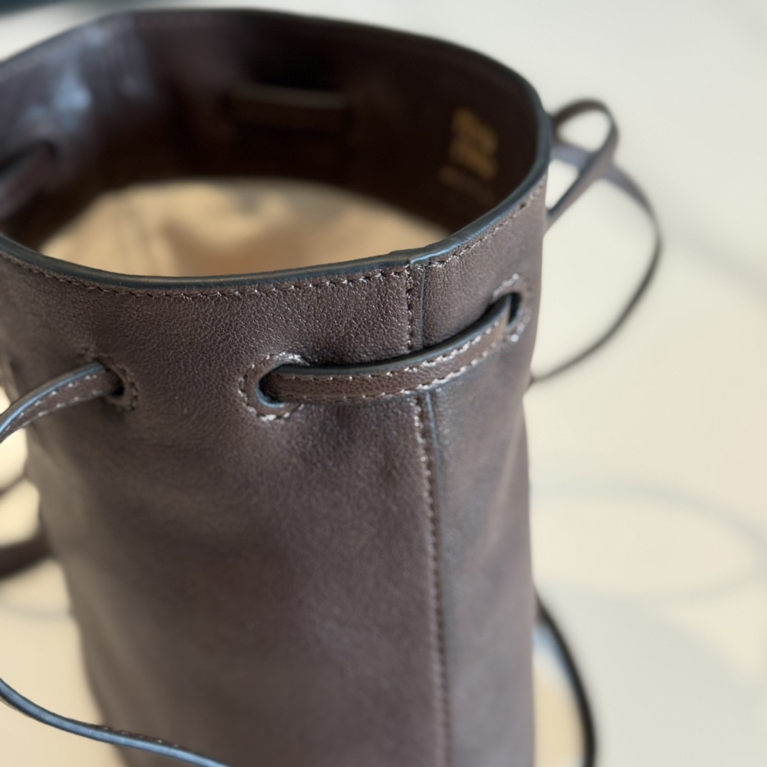 [MIU MIU-미우미우] 미우미우 나파 레더 미니 가죽 버킷 브라운