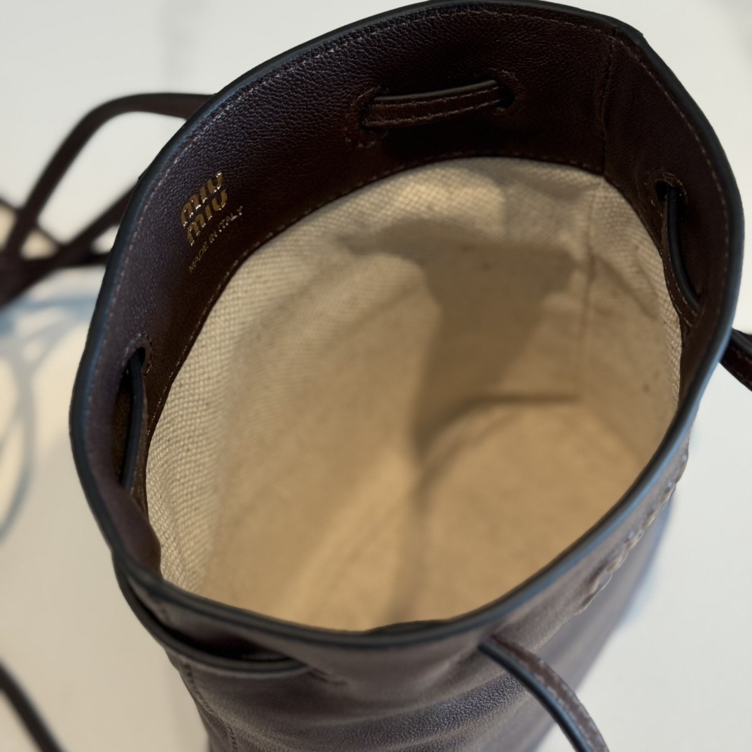 [MIU MIU-미우미우] 미우미우 나파 레더 미니 가죽 버킷 브라운