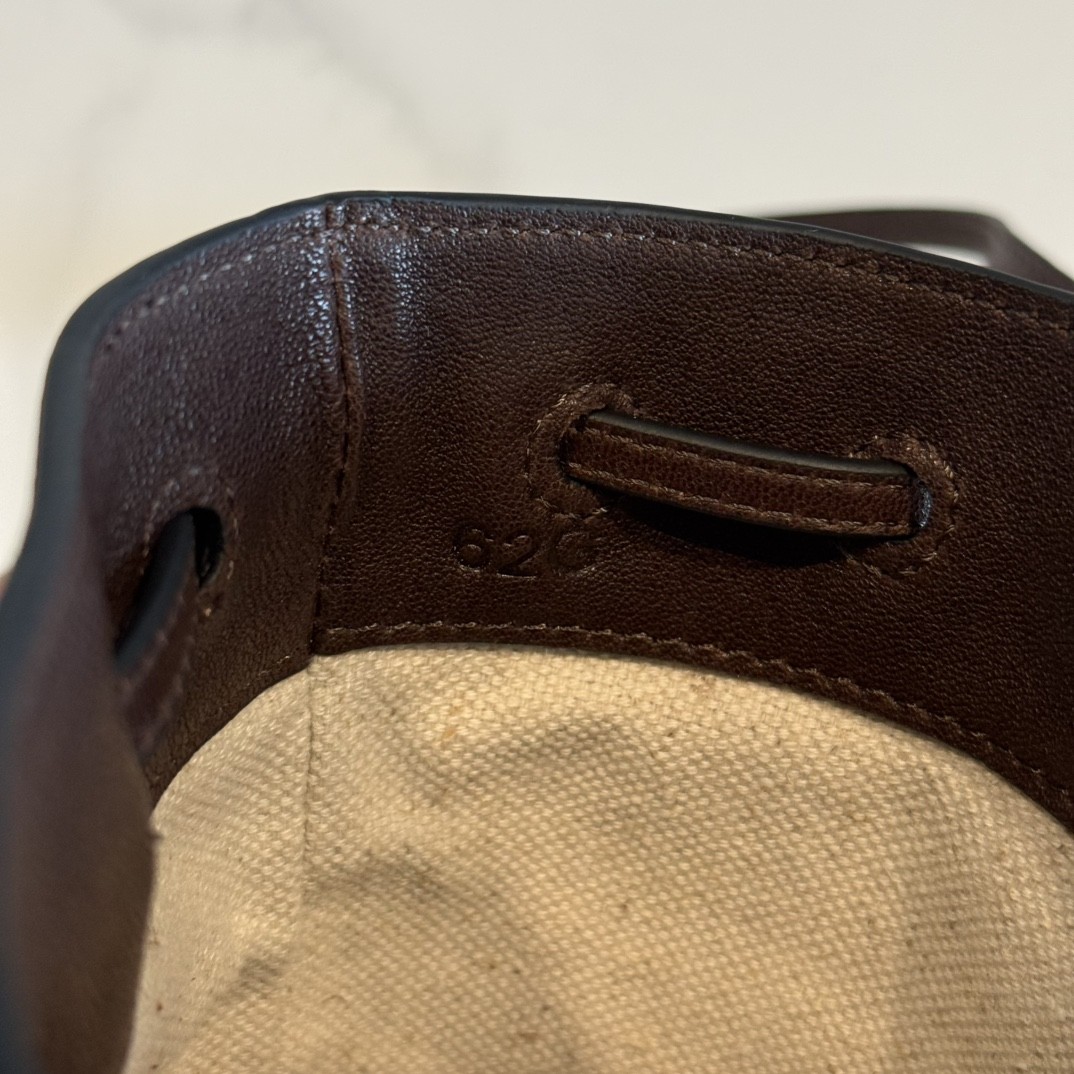 [MIU MIU-미우미우] 미우미우 나파 레더 미니 가죽 버킷 브라운