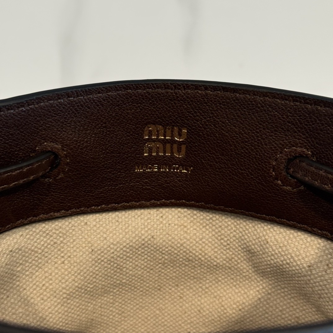 [MIU MIU-미우미우] 미우미우 나파 레더 미니 가죽 버킷 브라운